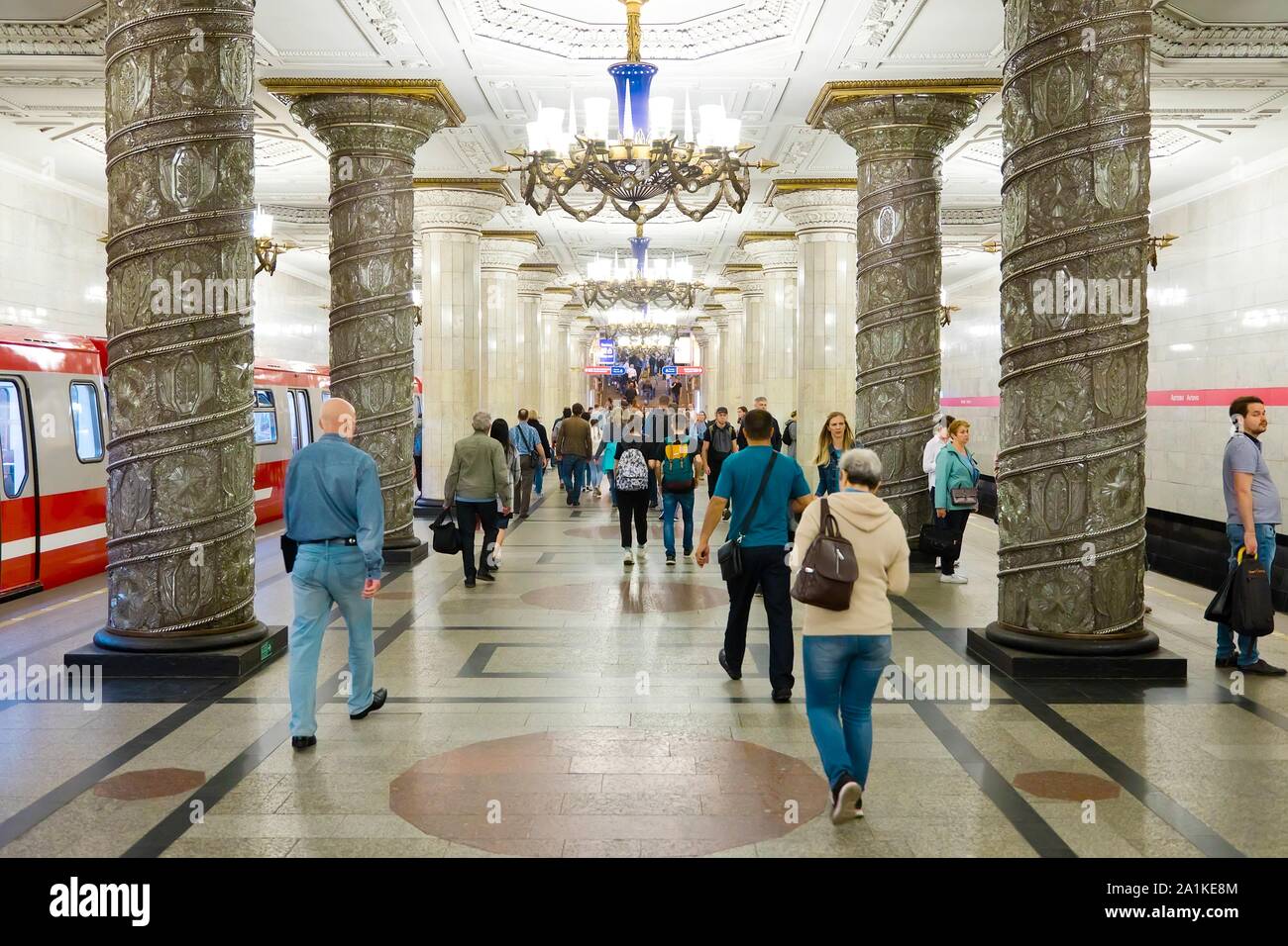 Saint-pétersbourg, Russie - 8 juillet 2019 : Les gens de la station de métro Avtovo Banque D'Images