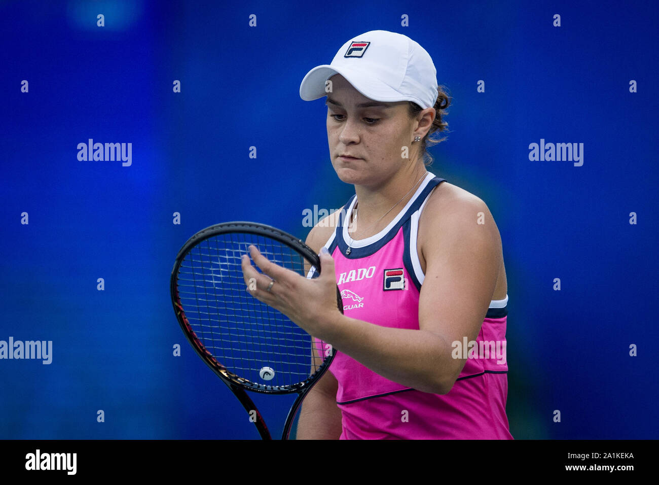 Joueur de tennis professionnel australien Ashleigh Barty rivalise contre joueur de tennis biélorusse Aryna Sabalenka à la demi-finale de Wuhan 2019 Ouvrir à Wuhan, province du Hubei en Chine centrale, le 27 septembre 2019. Joueur de tennis professionnel australien Ashleigh Barty est défait par joueur de tennis biélorusse Aryna Sabalenka avec 0-2 à la demi-finale de Wuhan 2019 Ouvrir à Wuhan, province du Hubei en Chine centrale, le 27 septembre 2019. Banque D'Images