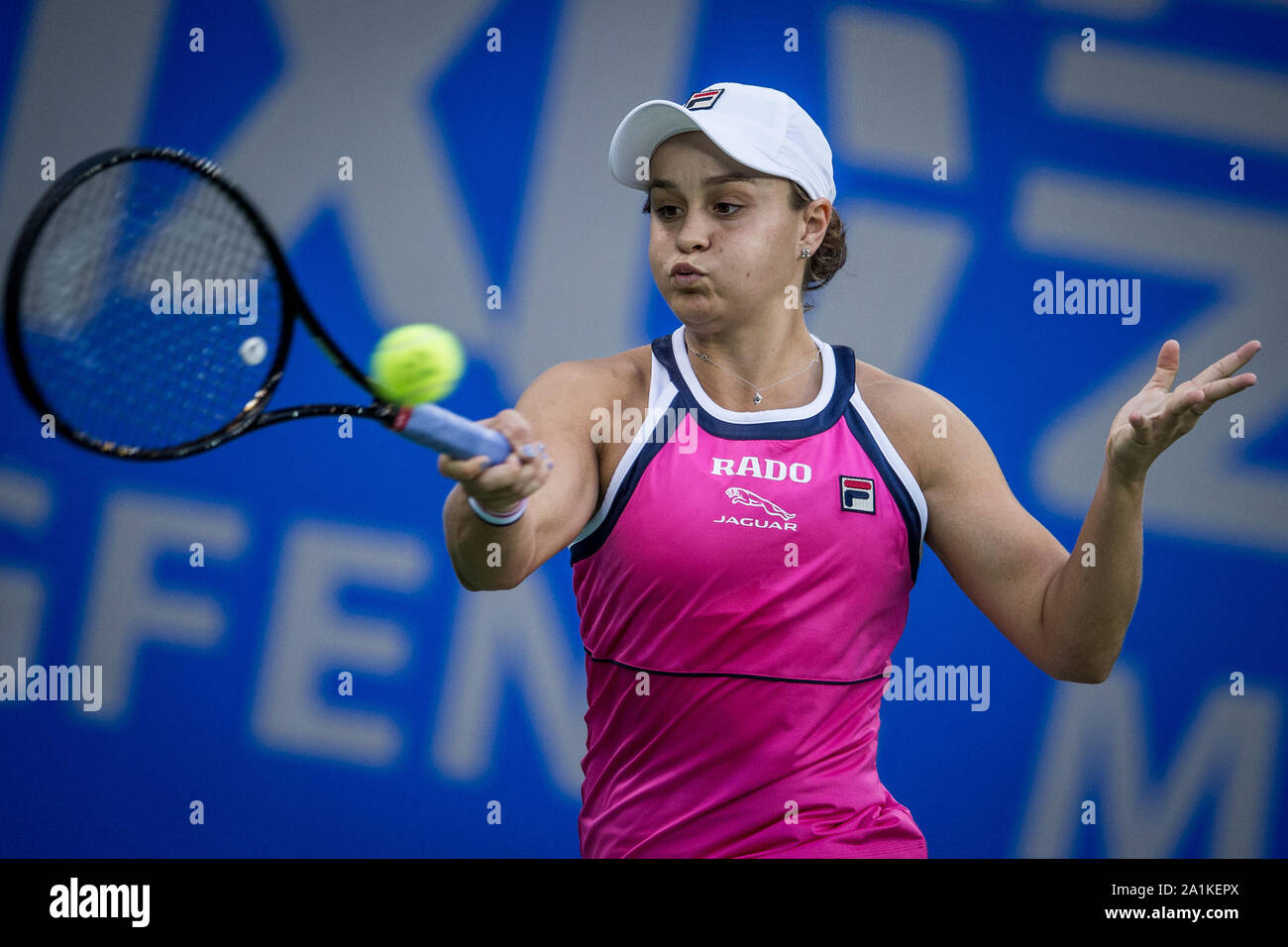 Joueur de tennis professionnel australien Ashleigh Barty rivalise contre joueur de tennis biélorusse Aryna Sabalenka à la demi-finale de Wuhan 2019 Ouvrir à Wuhan, province du Hubei en Chine centrale, le 27 septembre 2019. Joueur de tennis professionnel australien Ashleigh Barty est défait par joueur de tennis biélorusse Aryna Sabalenka avec 0-2 à la demi-finale de Wuhan 2019 Ouvrir à Wuhan, province du Hubei en Chine centrale, le 27 septembre 2019. Banque D'Images