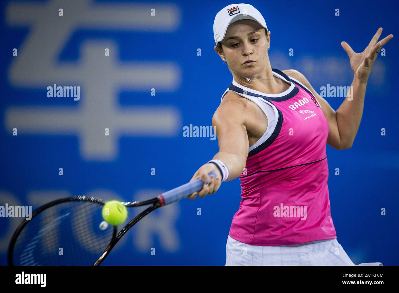 Joueur de tennis professionnel australien Ashleigh Barty rivalise contre joueur de tennis biélorusse Aryna Sabalenka à la demi-finale de Wuhan 2019 Ouvrir à Wuhan, province du Hubei en Chine centrale, le 27 septembre 2019. Joueur de tennis professionnel australien Ashleigh Barty est défait par joueur de tennis biélorusse Aryna Sabalenka avec 0-2 à la demi-finale de Wuhan 2019 Ouvrir à Wuhan, province du Hubei en Chine centrale, le 27 septembre 2019. Banque D'Images