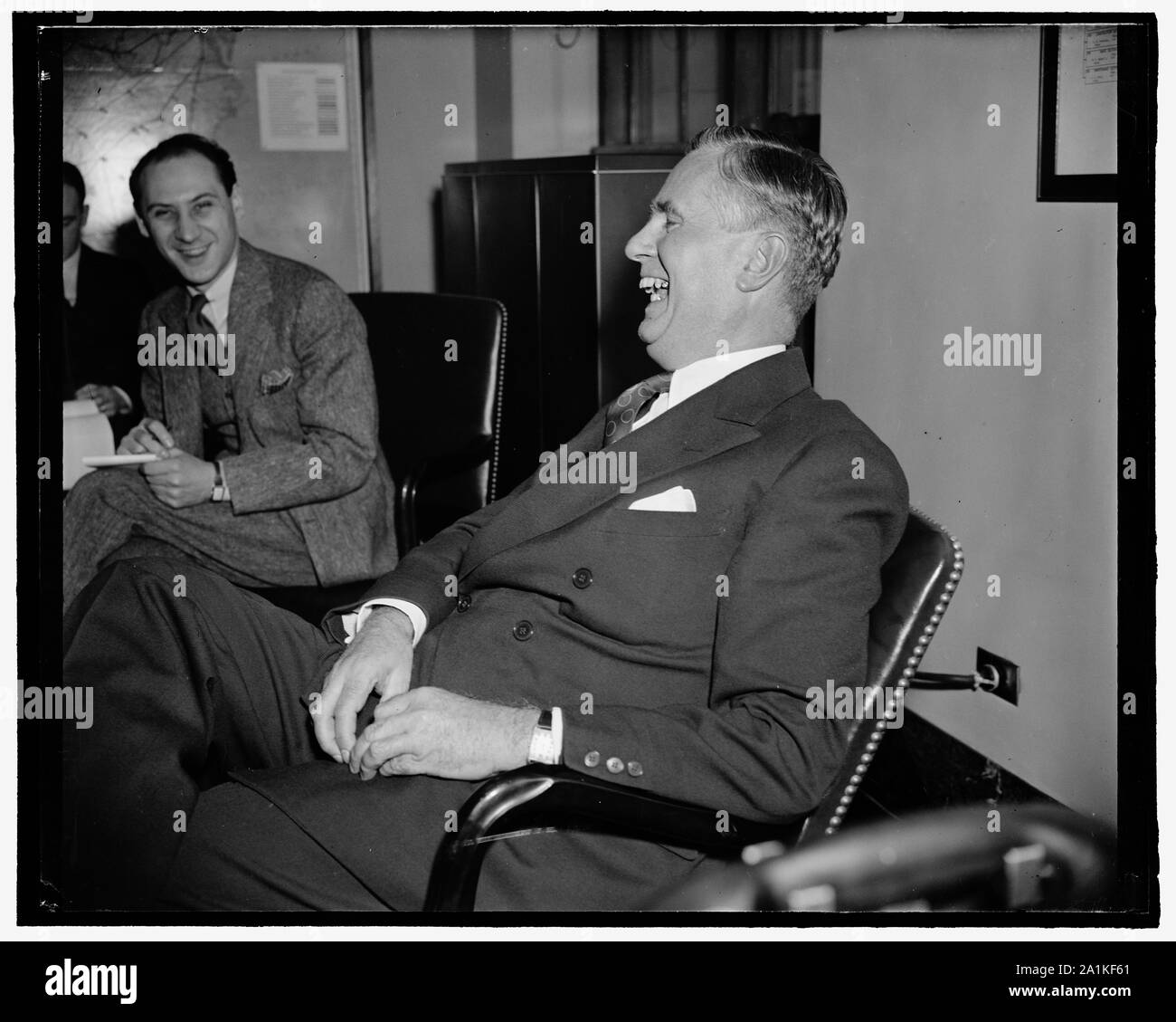 Nouvelle assistante de Hopkins. Washington, D.C., le 13 avril. Edward J. Noble, récemment nommé sous-secrétaire au Commerce à Hopkins, était dans de rares l'humour comme il a tenu sa première conférence de presse aujourd'hui. 4-13-39 Banque D'Images