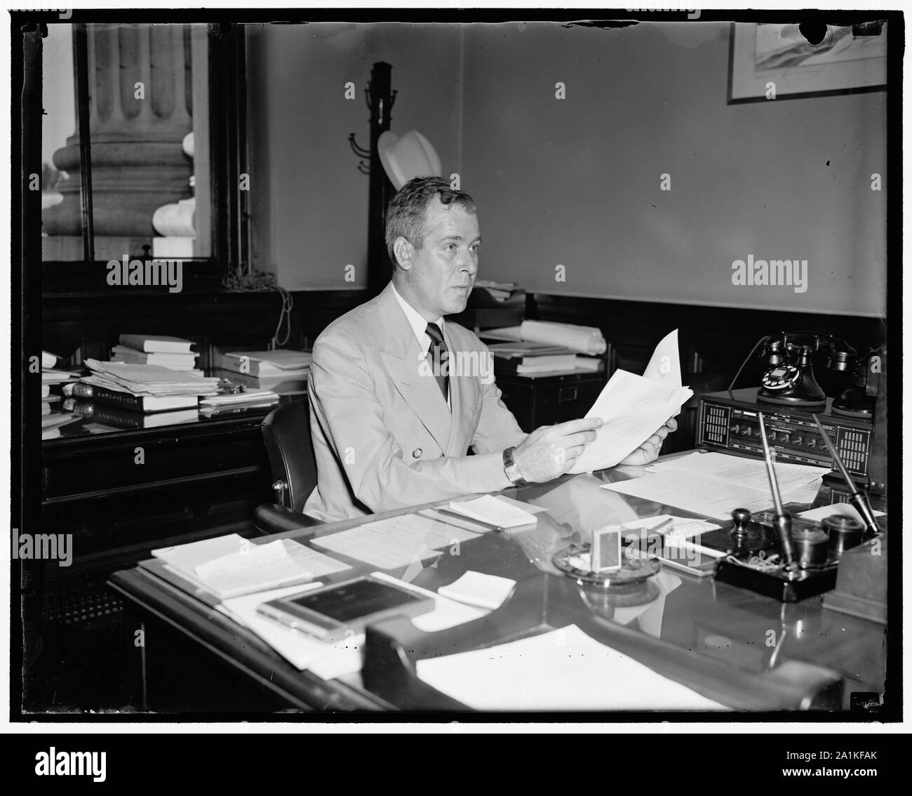 Nouveau programme du dust bowl pour le sud-ouest. Washington, D.C., 2 juin. Secrétaire de l'Agriculture Henry Wallace a nommé aujourd'hui Roy I. Kimmel, d'Amarillo, Texas pour coordonner un vaste programme fédéral de réhabiliter la conservation des sols, de la réinstallation et de l'érosion éolienne AAA programme dans 100 comtés, comprimising 140 000 miles carrés, au Texas, l'Oklahoma, du Kansas, du Colorado et le Nouveau Mexique. Kimbel a été en charge de l'autorité responsable du programme de réadaptation dans le sud-ouest, sa nomination est en vigueur pour une durée indéterminée, 6/2/37 Banque D'Images