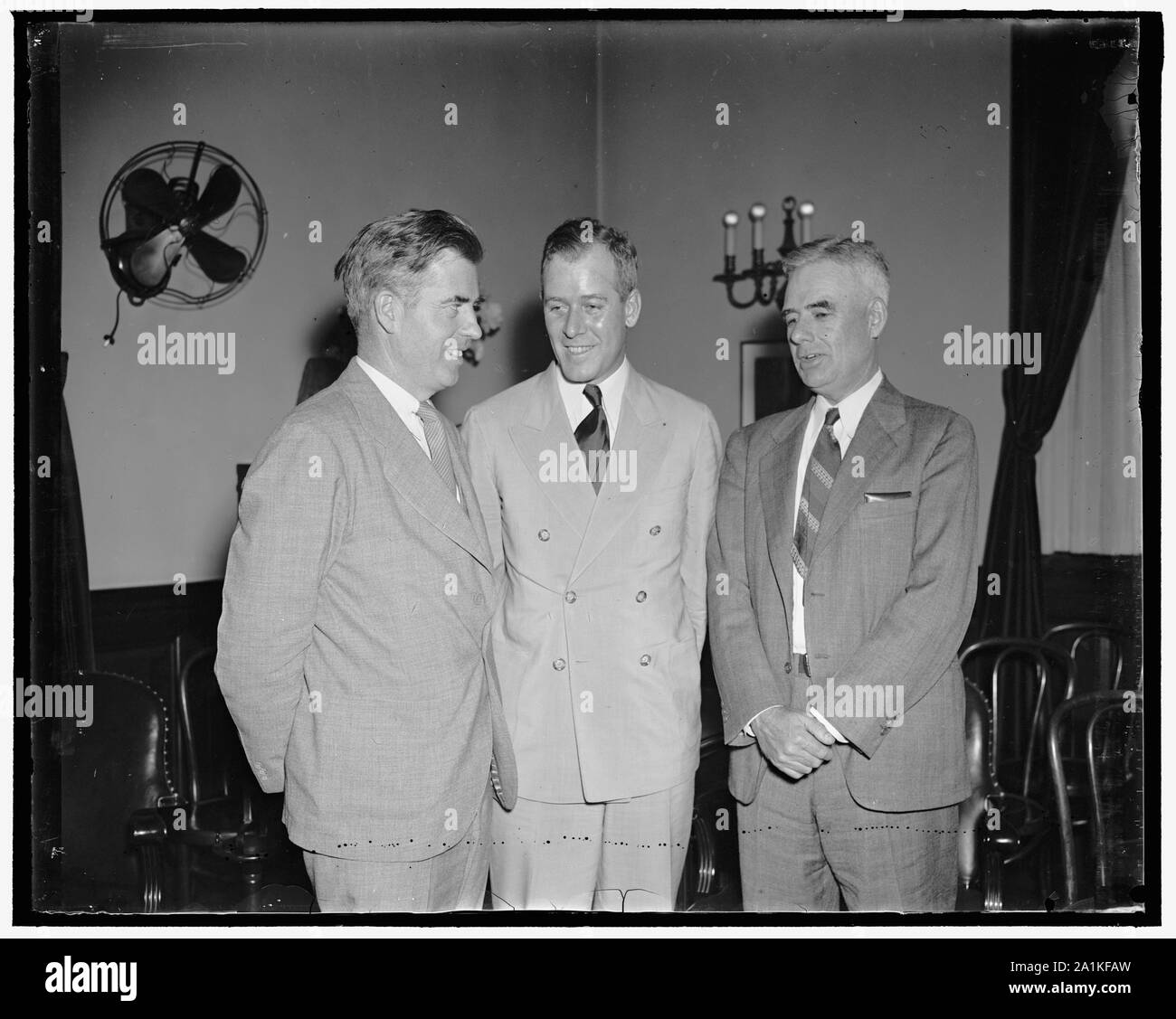 Nouveau programme du dust bowl pour le sud-ouest. Washington, D.C., 2 juin. Secrétaire de l'Agriculture Henry Wallace a nommé aujourd'hui Roy I. Kimmel, d'Amarillo, Texas pour coordonner un vaste programme fédéral de réhabiliter la conservation des sols, de la réinstallation et de l'érosion éolienne AAA programme dans 100 comtés, comprimising 140 000 miles carrés, au Texas, l'Oklahoma, du Kansas, du Colorado et le Nouveau Mexique. Kimbel a été en charge de l'autorité responsable du programme de réadaptation dans le sud-ouest, sa nomination est en vigueur pour une durée indéterminée. Illustré de gauche à droite dans l'image sont ; Wallace, Kimmel, et l'Asst. Sec. de l'Agriculture M.L. Wilson Banque D'Images