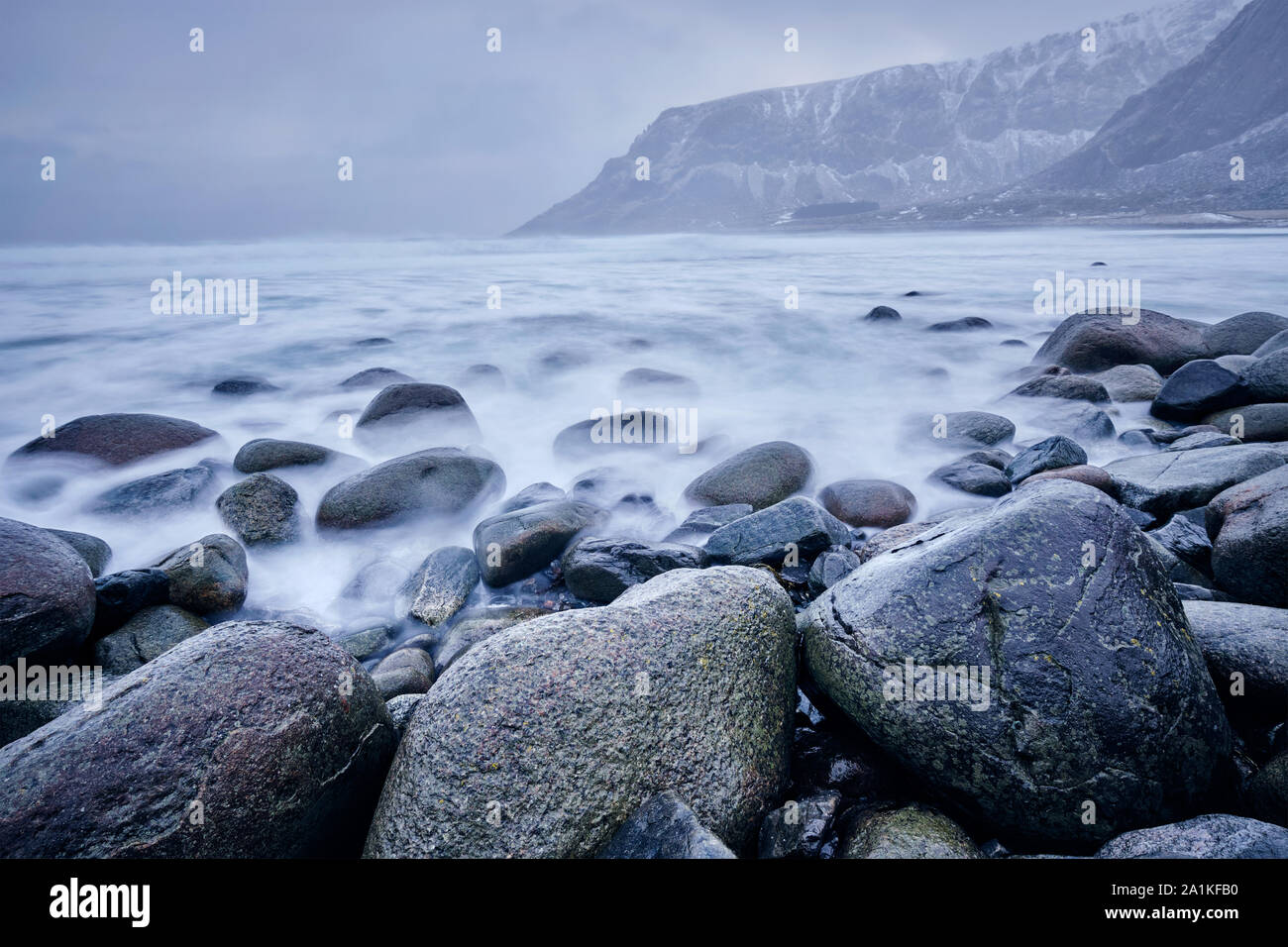 Des vagues de mer de Norvège poussée sur les rochers en pierre. L'exposition longue Banque D'Images