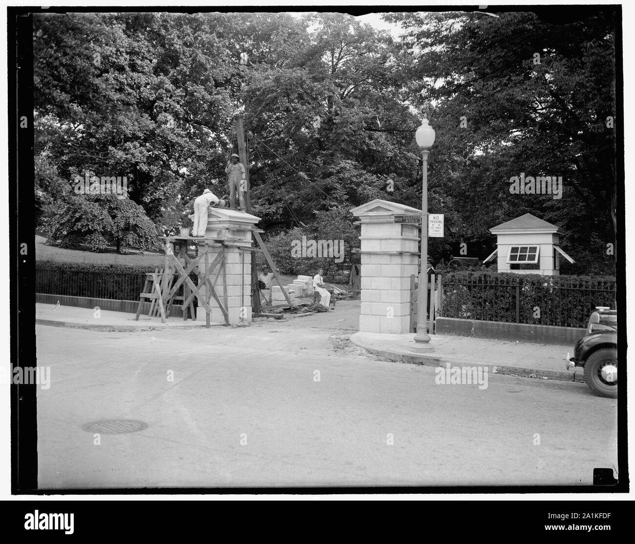 De nouvelles vannes érigé à Maison Blanche pour empêcher les conducteurs imprudents et éméché de planter à travers. Washington, D.C., le 10 septembre. Confusion entre les portes d'entrée ouest de la Maison Blanche, motifs de la chaussée, de nombreux automobilistes imprudents et éméchés se sont écrasés par eux à leur chagrin. Ouvriers sont maintenant de remplacer les anciens par de nouveaux forts qui sera bien éclairée. Les gardes de la Maison blanche peut maintenant reposer en paix pendant la nuit, 9/10/37 Banque D'Images