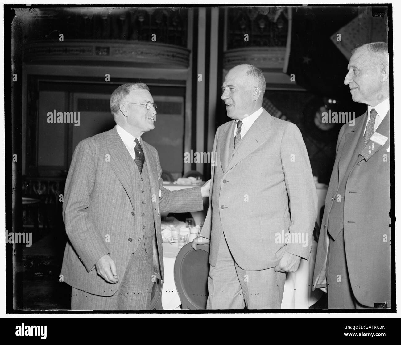 Les nouveaux chefs de Chambre de Commerce des États-Unis. Washington, D.C., le 29 avril. George H. Davis, agriculteur (à gauche) et de banquier de Kansas City, a été nommé président, et Fred H. Clausen, de Horicon, Wisconsin (Etats-Unis), Vice-président de la Chambre de Commerce des Etats-Unis lors de la réunion annuelle qui s'ajourne jusqu'aujourd'hui. M. Clausen est un fabricant, 29/04/1937 Banque D'Images