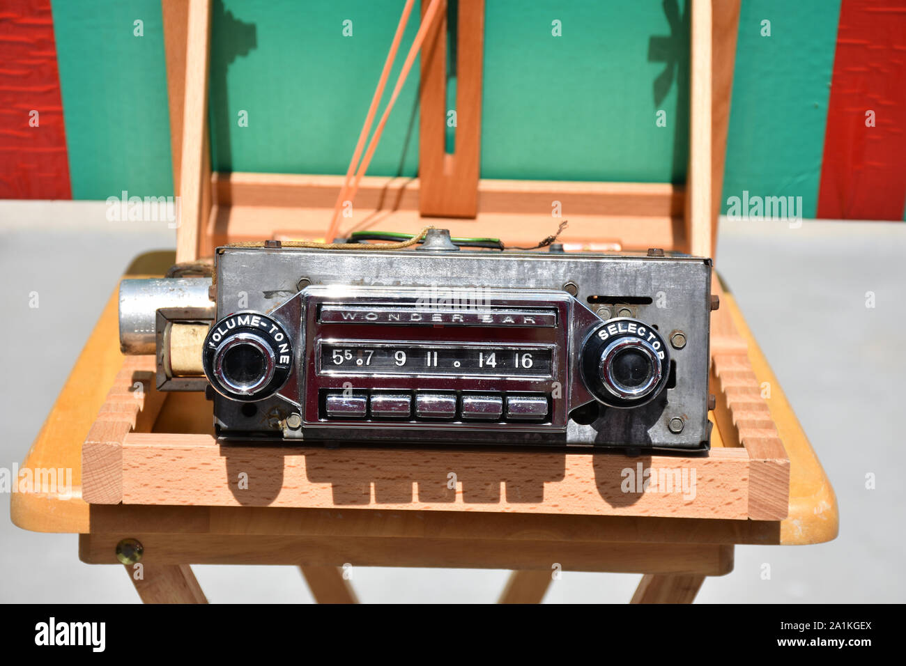Une Antique Wonder Bar Radio qui était dans les voitures GM dans les années  1950. En frappant l'étonnant bar cette radio pourrait passer à la station  suivante Photo Stock - Alamy