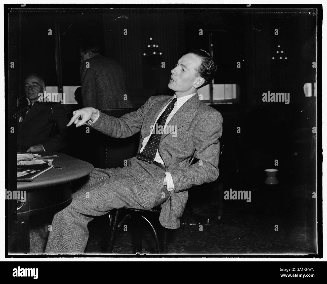 News reporter avant que le Comité meurt. Washington, D.C., le 22 octobre. Les étudiants du collège qui ont faim a mis fin à un travail de l'an dernier à Lansing (Michigan), Donald W. Gardenor, Detroit Times Reporter, a dit à la Chambre Comité chargé d'enquêter sur des affaires antiaméricaines. Les élèves de l'école agricole de l'État du Michigan à East Lansing est entré dans la photo lors de l'Union européenne, dit jardinier piquets essayé de fermer les restaurants. Les piquets, agissant au nom de l'industrie automobile locale workers union, avait déclaré une maison de travail pour protester contre l'arrestation du shérif de huit personnes qui avaient été un piquetage trecking Banque D'Images