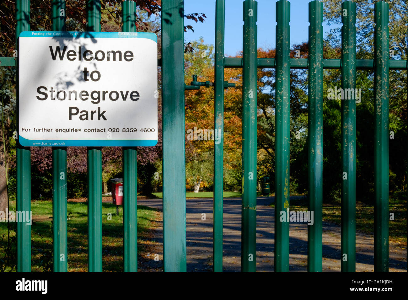 Bienvenue à Stonegrove Park signe sur green gate de parc avec des arbres et le chemin en arrière-plan à l'automne. Stonegrove Park, Edgware, North West London Banque D'Images