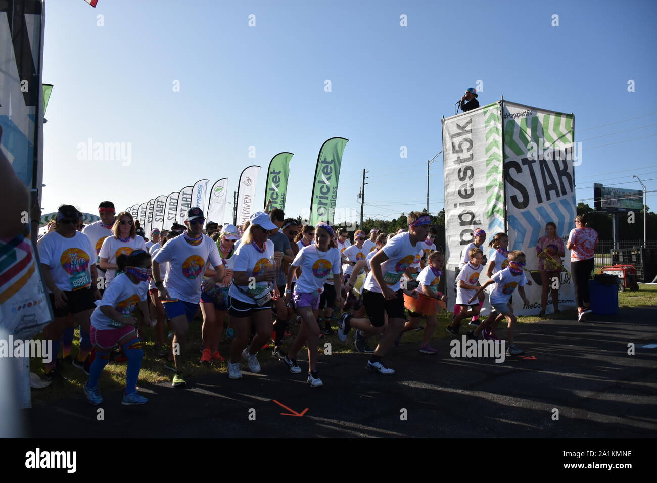 Cette photographie a été prise à la 2019 Color Run 5K road Race. Ces photos ont été prises à divers moments entre le début et la fin du 5K. Banque D'Images
