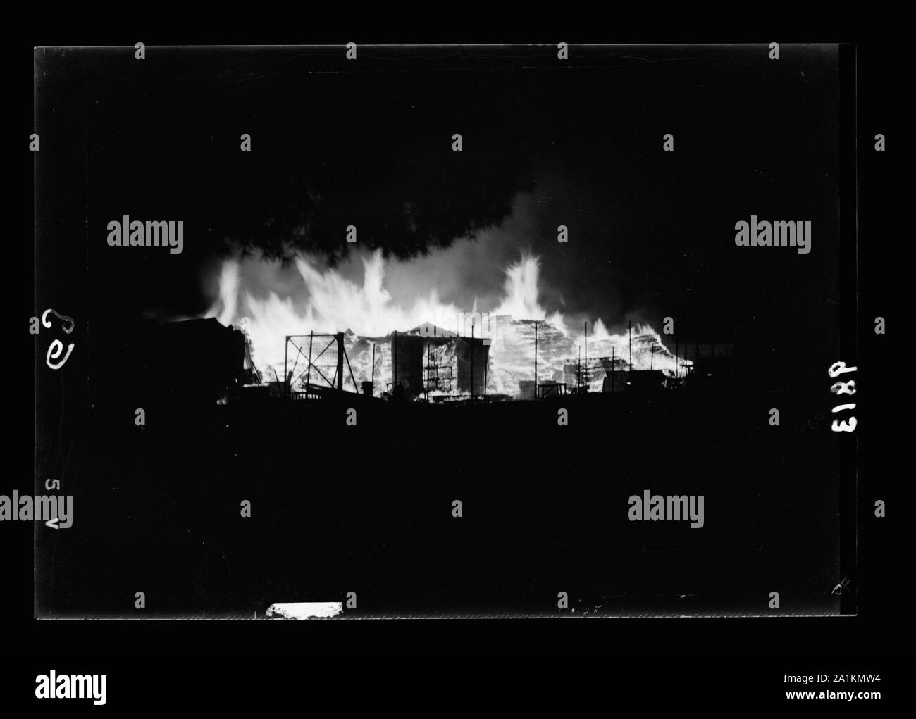 Nuit incindiary [c.-à-d., incendiaire] de charbon et de bois à proximité de la gare de triage ferroviaire Banque D'Images