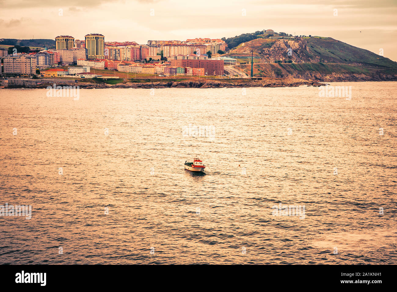 Golden View de l'isolement petit bateau de pêche dans l'Océan Atlantique Banque D'Images