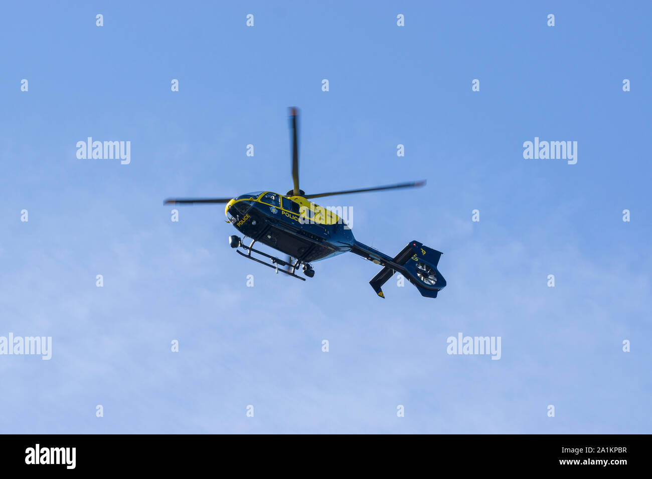 Hélicoptère de police au cours de recherche de personne disparue Banque D'Images
