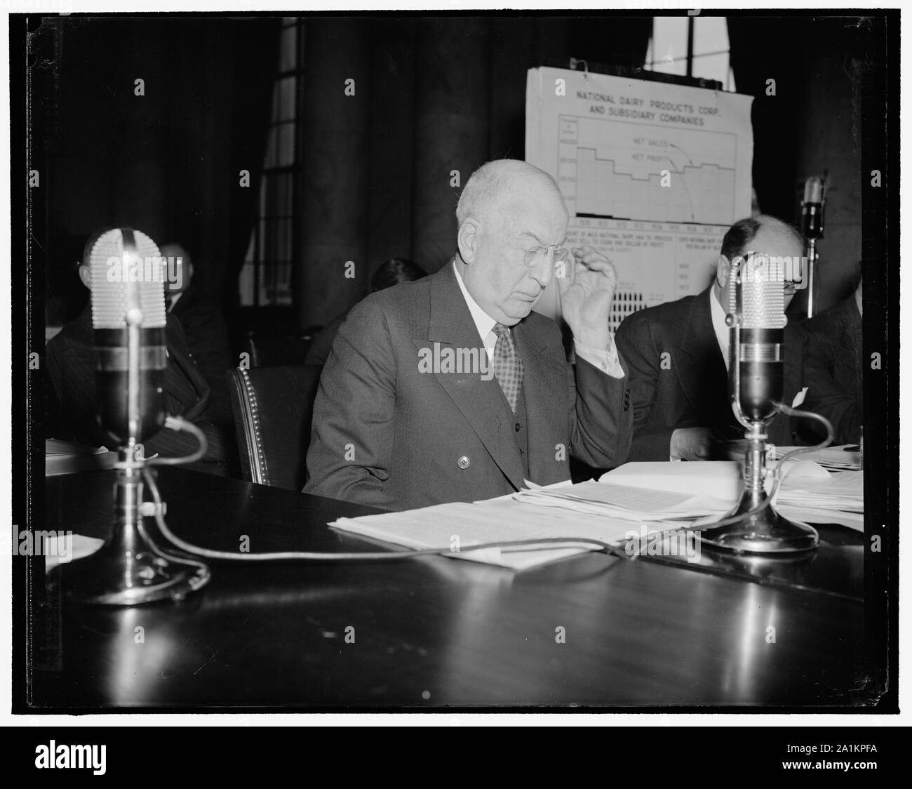 Pas de possibilité de monopole dans la distribution du lait, dit Comité d'investigation monopole témoin. Washington, D.C., le 3 mai. "Il n'est pas et ne peut pas être un monopole dans la distribution du lait', Thomas H. McInnerney, Président de la Corporation des produits nationaux, a déclaré aujourd'hui le monopole national Comité d'investigation au Capitol. Il a témoigné que le premier témoin dans une nouvelle phase d'auditions auxquelles le Comité vise à donner aux entreprises et l'industrie la possibilité de répondre à des accusations de tendances monopolistiques Banque D'Images