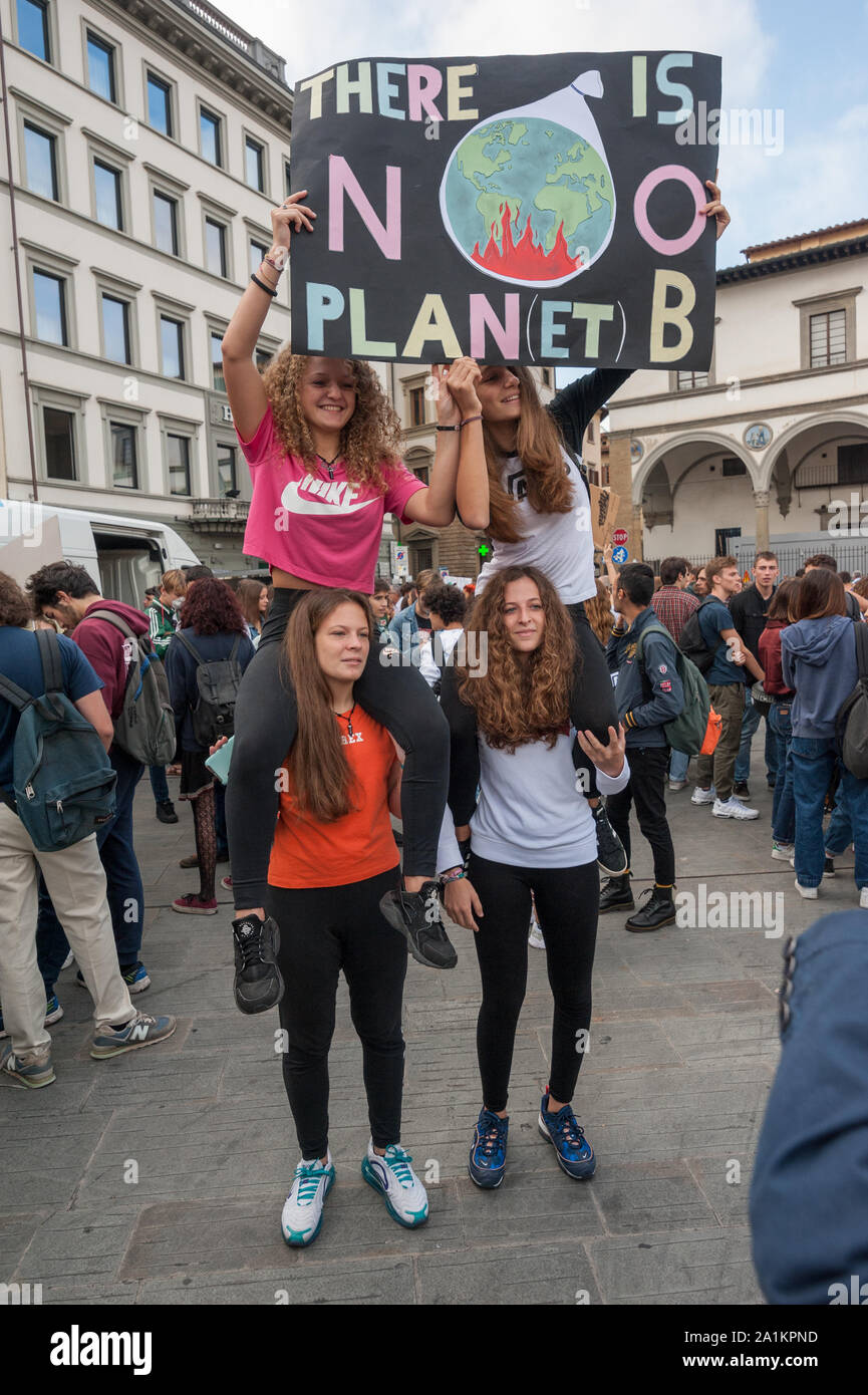 Florence, Italie - 2019, 27 septembre : Les gens foule les rues de la ville pendant la grève du climat mondial pour l'événement futur. Banque D'Images