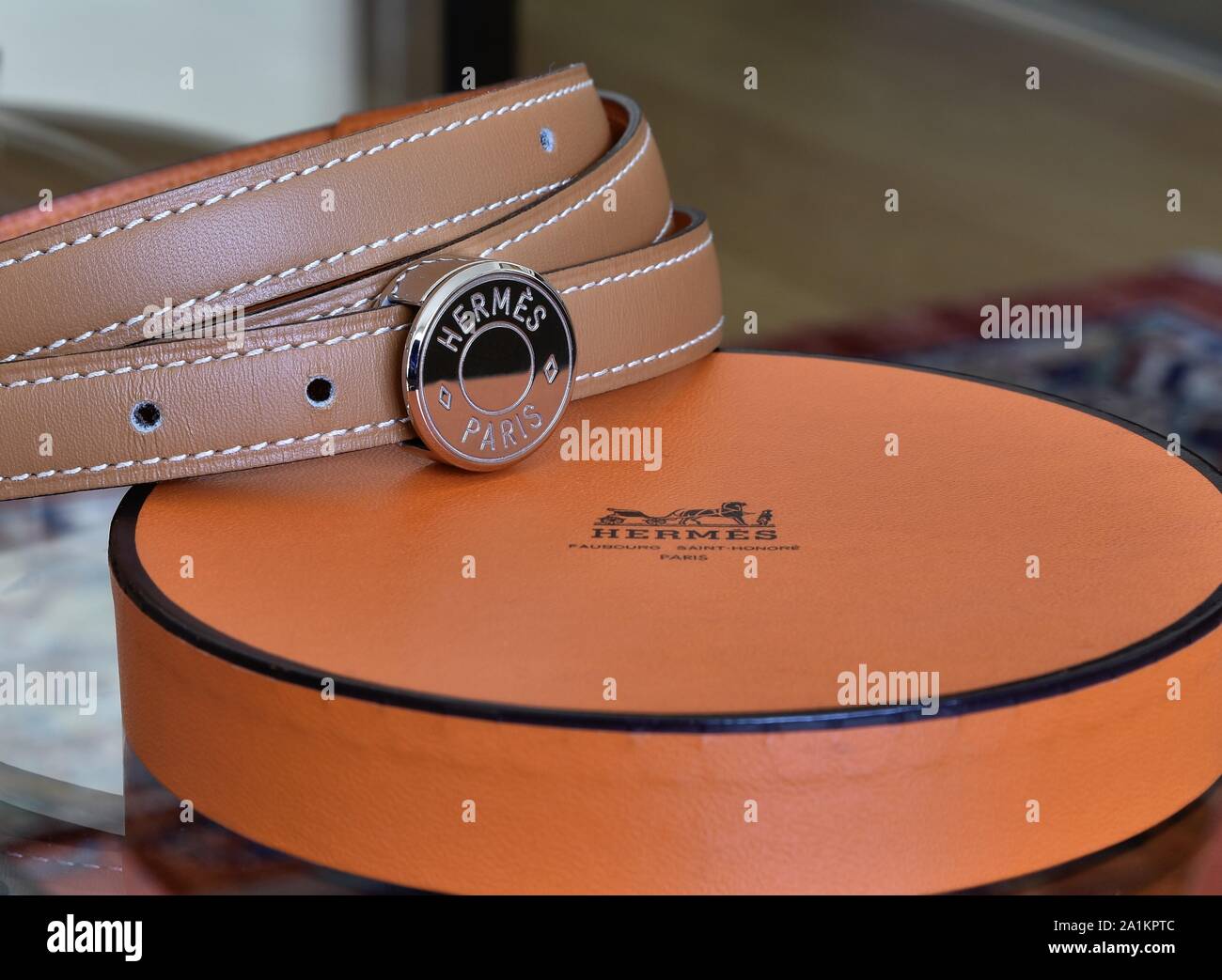 Lorient, France - 21 Février 2018 : Hermes Paris, célèbre les femmes cuir  Ceinture avec boucle argentée et son coffret luxueux. Hermes est un célèbre  bateau Photo Stock - Alamy