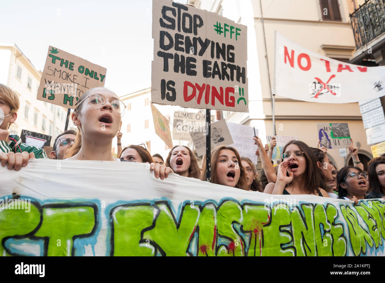 Florence, Italie - 2019, 27 septembre : Les gens foule les rues de la ville pendant la grève du climat mondial pour l'événement futur. Banque D'Images