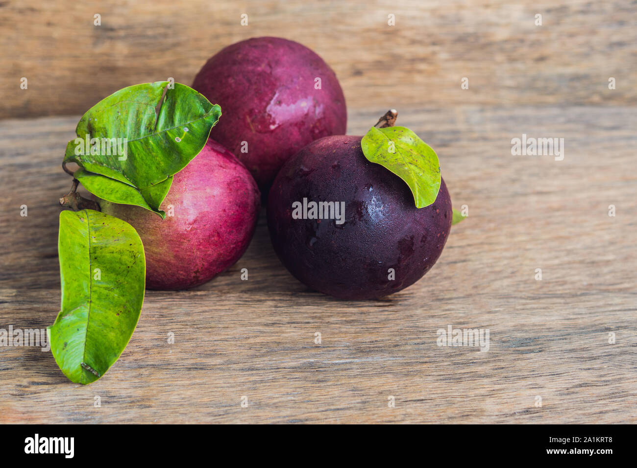 Fruits frais de Chrysophyllum cainito sur fond de bois Banque D'Images