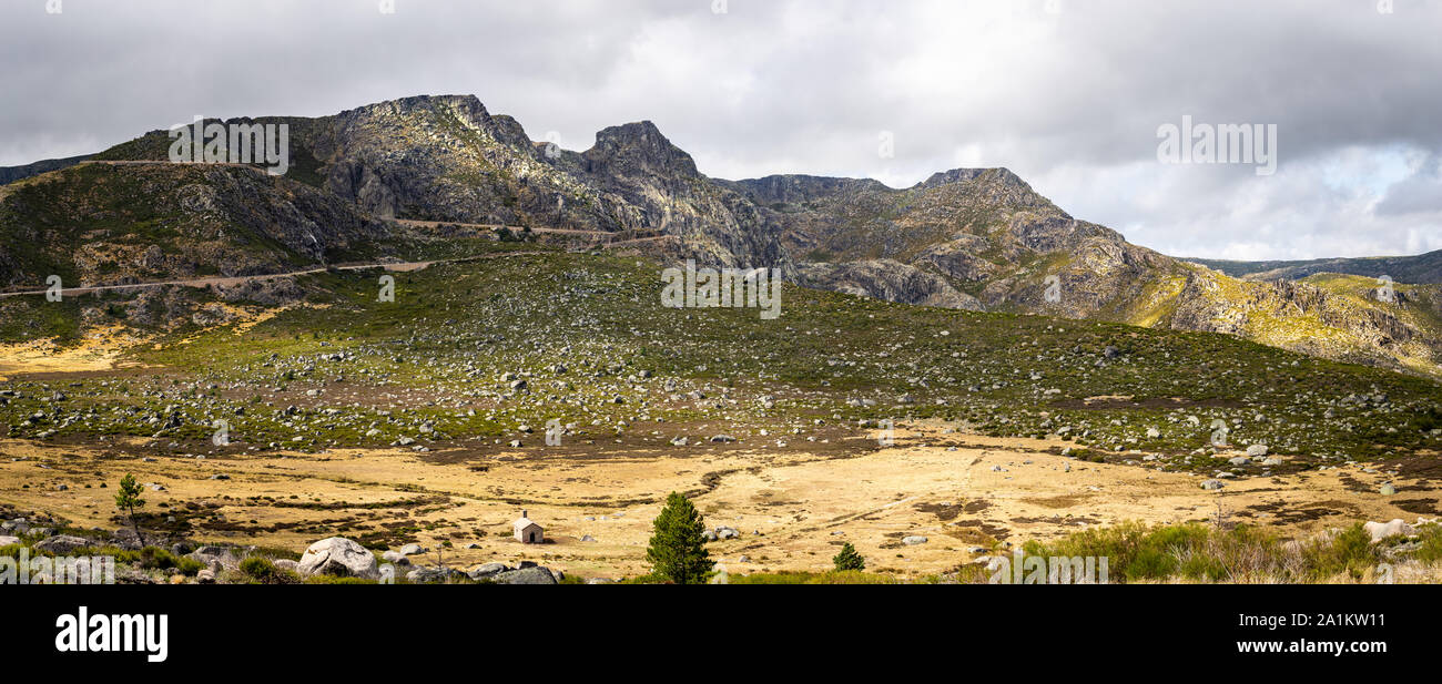 Plus haute montagne au Portugal continental - Serra da Estrela vu de Nave Santo Antonio vers Gaudenzio et Macico Centre Banque D'Images