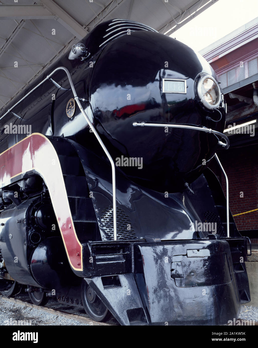La Norfolk and Western Railroad au charbon du 4-8-4 locomotive rationalisé de classe J, construit à Roanoke en 1950, est exposée au Musée des Transports, Roanoke, Virginie Banque D'Images