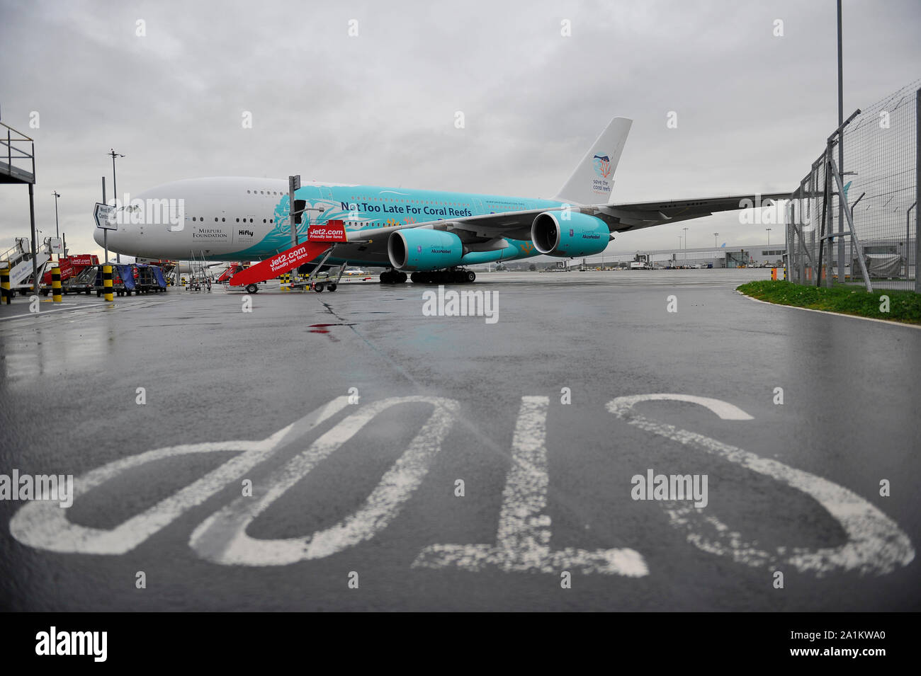 Glasgow, Royaume-Uni. 27 septembre 2019. Suite aux retombées immédiates de l'effondrement de la compagnie Thomas Cook, l'opération Matterhorn est toujours en plein essor à l'aéroport de Glasgow. Les avions Thomas Cook, mis à la terre et impapilés, ont été déplacés vers une partie plus calme de l'aérodrome pour faire place à la flotte de carrosserie large nécessaire à l'opération Matterhorn. Dans l'histoire de l'aviation écossaise, le premier jour est aujourd'hui celui où tout aéroport écossais a accueilli en même temps deux avions, le super jumbo behemoth Airbus A380-800. Crédit : Colin Fisher/Alay Live News Banque D'Images