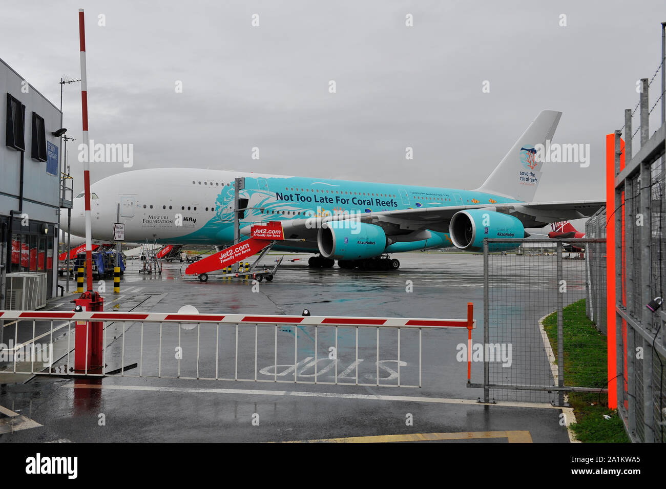 Glasgow, Royaume-Uni. 27 septembre 2019. Suite aux retombées immédiates de l'effondrement de la compagnie Thomas Cook, l'opération Matterhorn est toujours en plein essor à l'aéroport de Glasgow. Les avions Thomas Cook, mis à la terre et impapilés, ont été déplacés vers une partie plus calme de l'aérodrome pour faire place à la flotte de carrosserie large nécessaire à l'opération Matterhorn. Dans l'histoire de l'aviation écossaise, le premier jour est aujourd'hui celui où tout aéroport écossais a accueilli en même temps deux avions, le super jumbo behemoth Airbus A380-800. Crédit : Colin Fisher/Alay Live News Banque D'Images