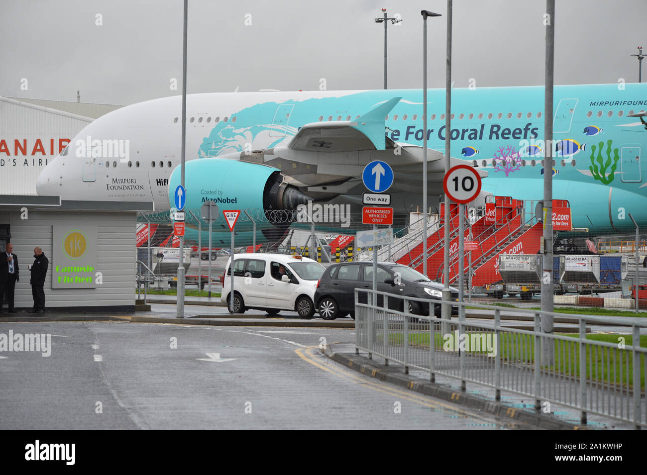 Glasgow, Royaume-Uni. 27 septembre 2019. Suite aux retombées immédiates de l'effondrement de la compagnie Thomas Cook, l'opération Matterhorn est toujours en plein essor à l'aéroport de Glasgow. Les avions Thomas Cook, mis à la terre et impapilés, ont été déplacés vers une partie plus calme de l'aérodrome pour faire place à la flotte de carrosserie large nécessaire à l'opération Matterhorn. Dans l'histoire de l'aviation écossaise, le premier jour est aujourd'hui celui où tout aéroport écossais a accueilli en même temps deux avions, le super jumbo behemoth Airbus A380-800. Crédit : Colin Fisher/Alay Live News Banque D'Images