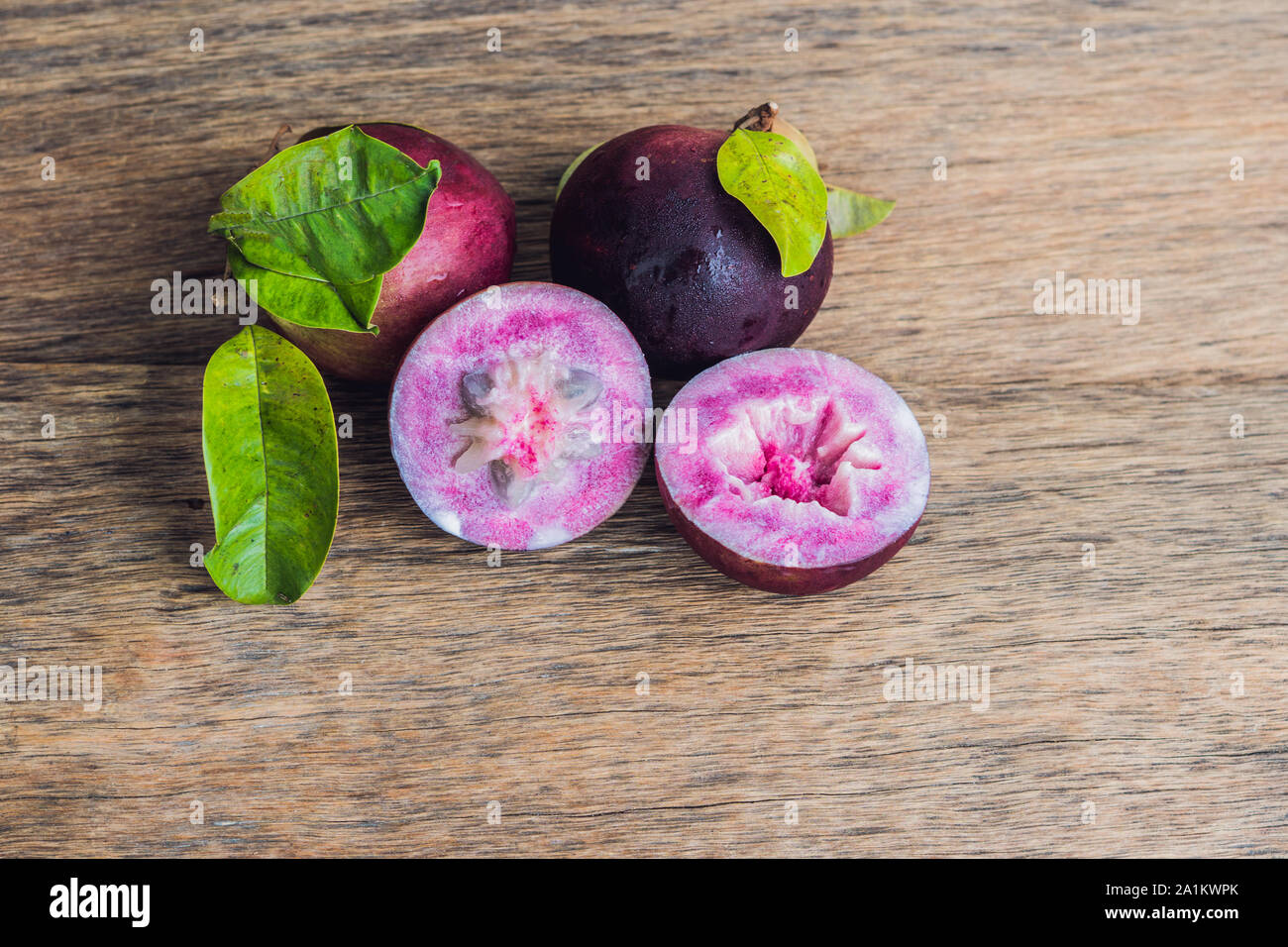 Fruits frais de Chrysophyllum cainito sur fond de bois Banque D'Images