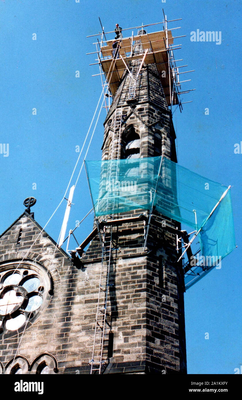 Oct-Nov 1987 -Steeplejacks démolir un clocher de l'église instable sur l'Église catholique romaine, Whitby, North Yorkshire, UK (Baxtergate Junction, Brunswick Street et Victoria Square. Le clocher a été remplacé par une faite de fibre de verre. Un homme peut être vu soulever une planche pour la construction de la plate-forme supérieure Banque D'Images