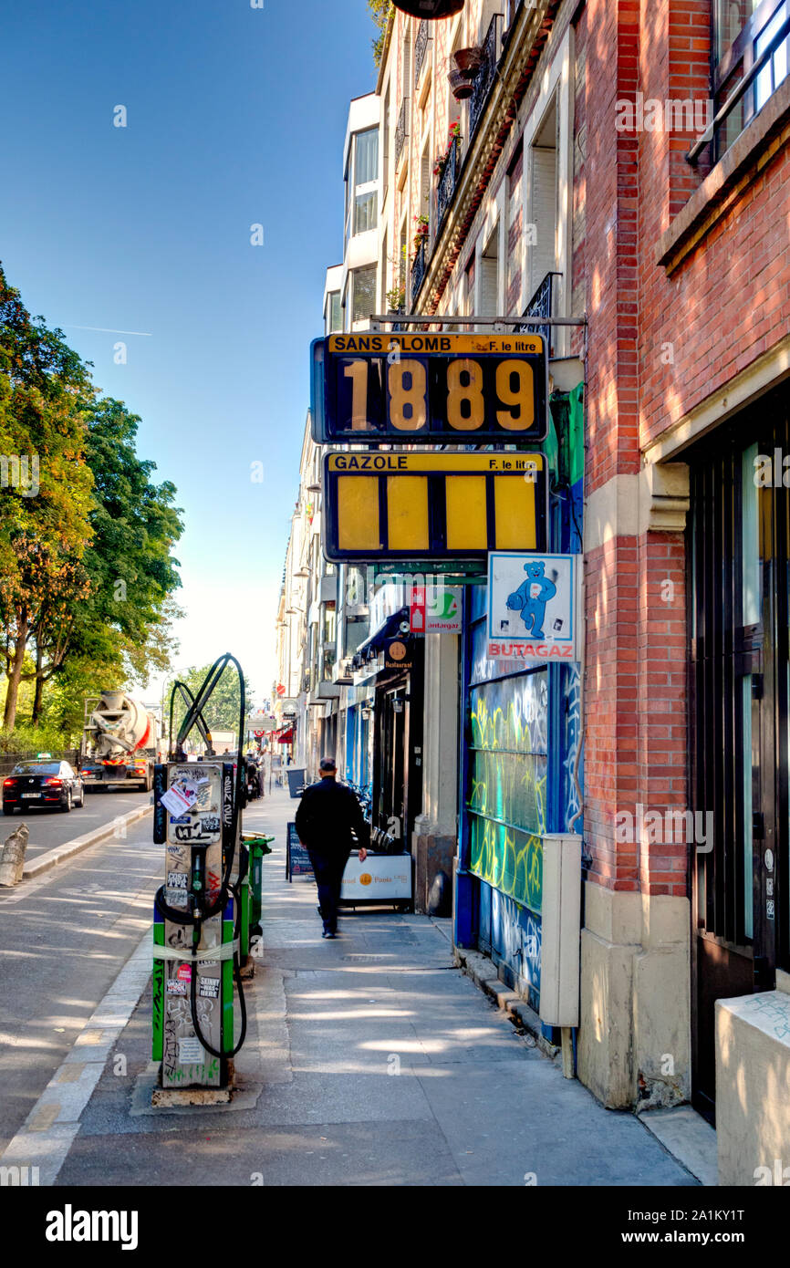 Ancienne station-service à Paris, avec le prix en Francs français Banque D'Images
