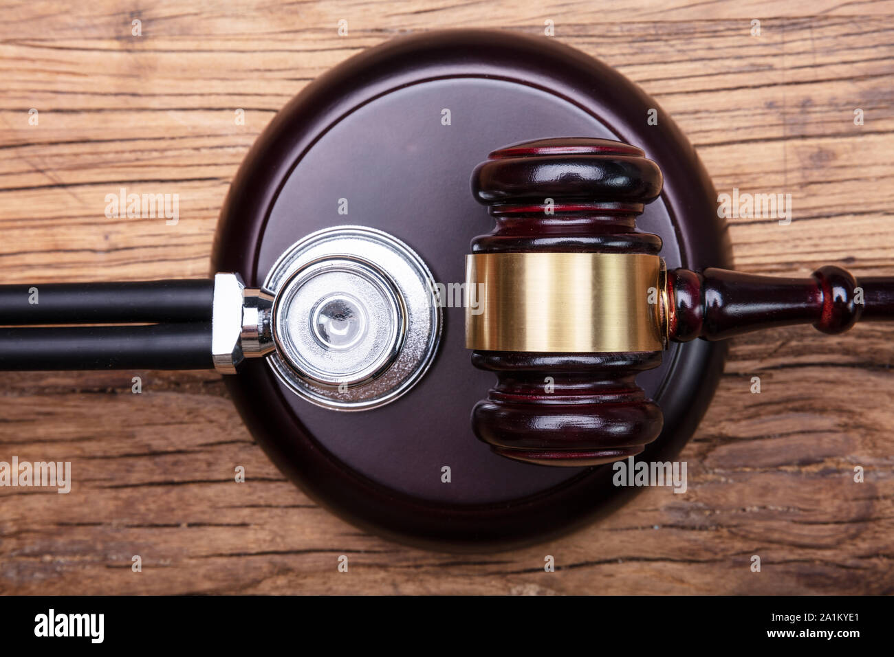 High Angle View Of Gavel with Stethoscope disposés sur une table en bois Banque D'Images