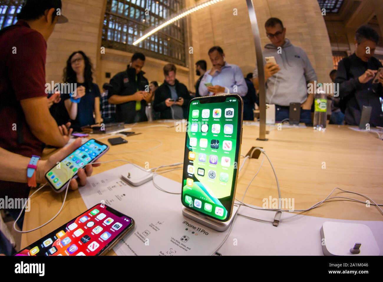 Un client dans l'Apple store de Grand Central Terminal de New York inspecte un nouvel iPhone 11's le vendredi 20 septembre 2019, le premier jour, ils ont été mis en vente. Les nouveaux téléphones, l'iPhone, iPhone 11 11 Pro et l'iPhone 11 Max , bave très attendu par les aficionados de l'iPhone, vendre entre 699 $ et jusqu'à 1449 $ selon le modèle et le choix de stockage. (© Richard B. Levine) Banque D'Images