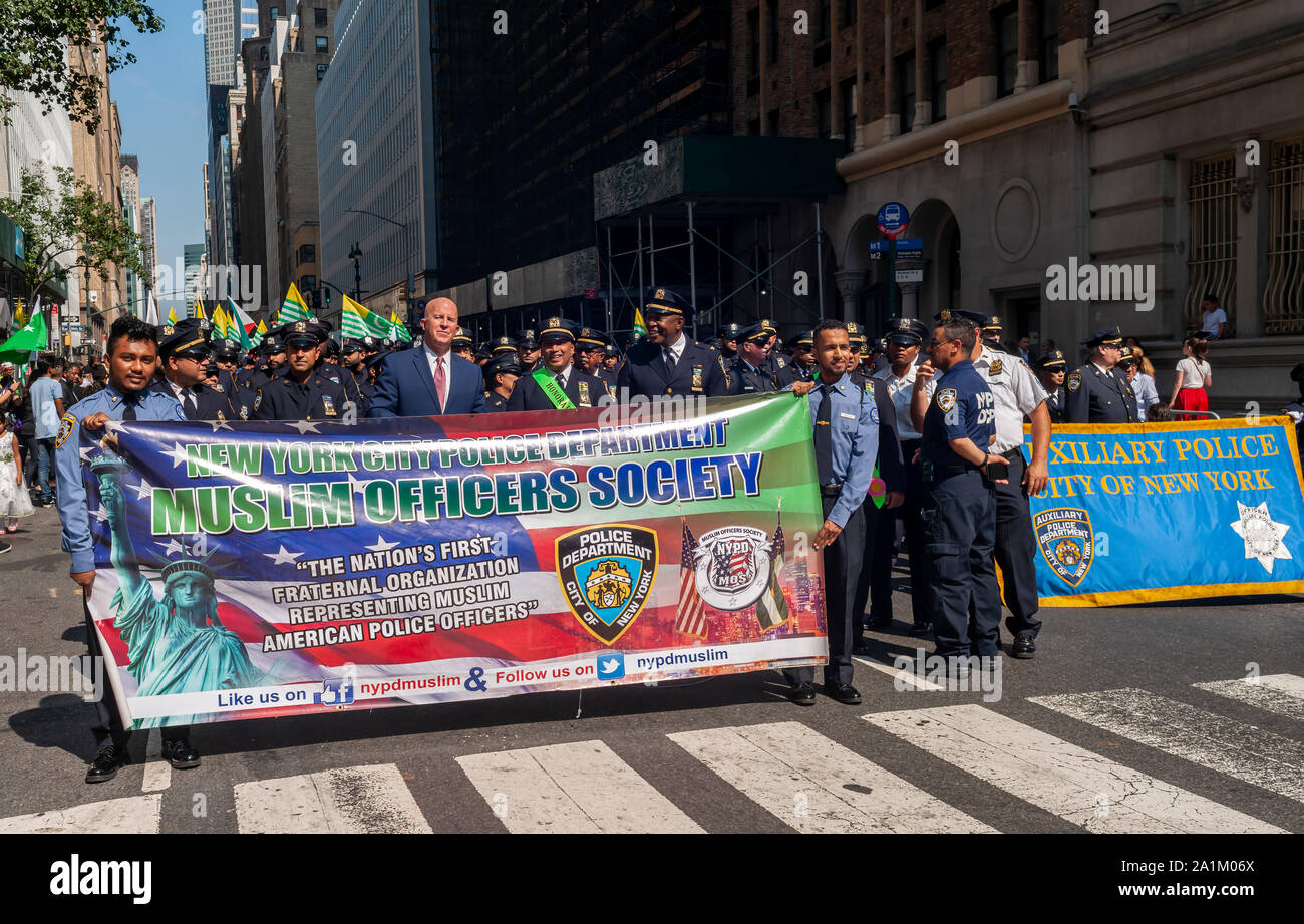 Le commissaire de la police de James O'Neill se joint aux officiers de NYPD musulmane sur Madison Avenue à New York, le dimanche, 22 septembre 2019 pour la 32e parade annuelle musulmans américains. (© Richard B. Levine) Banque D'Images