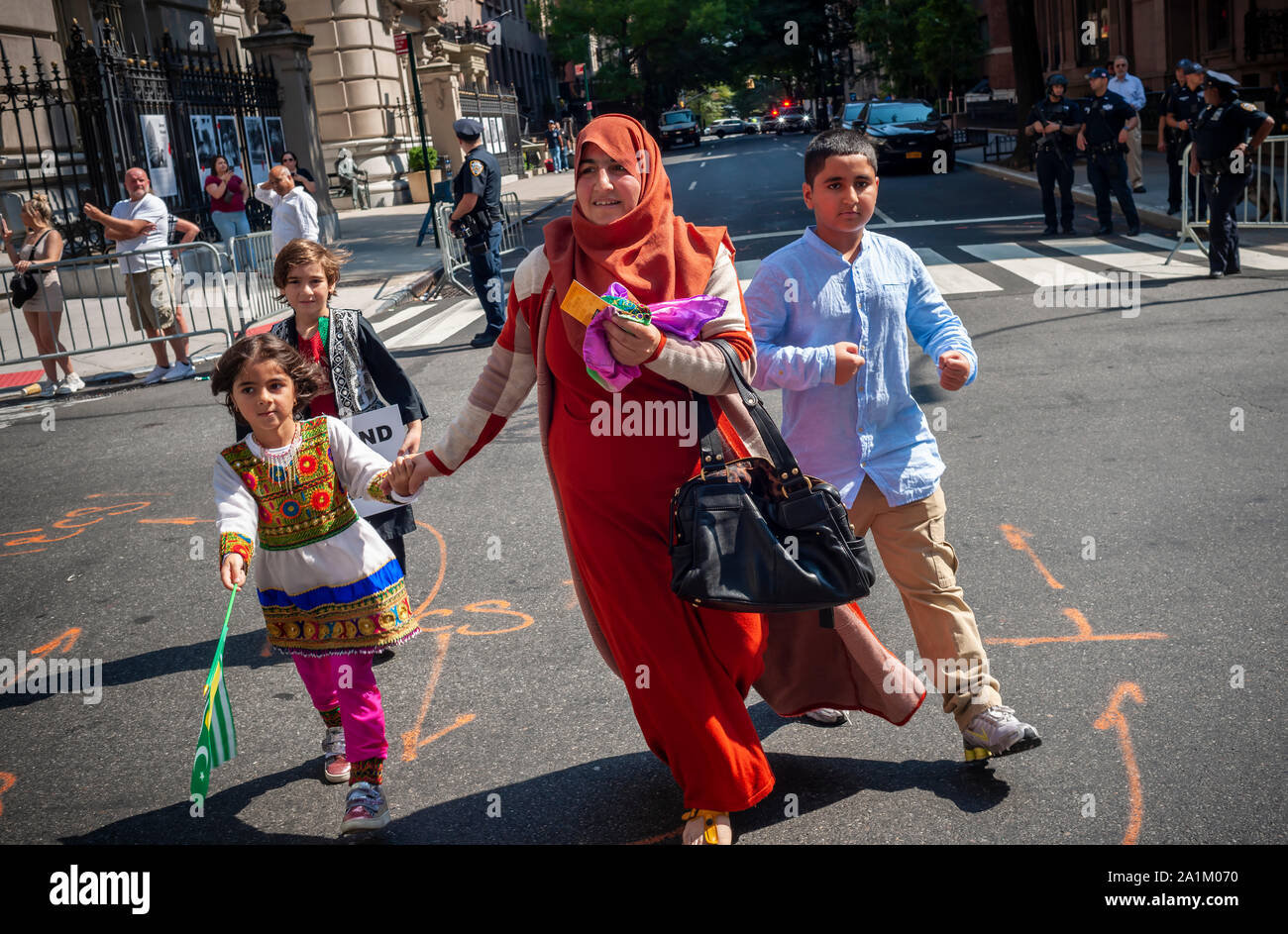 Les musulmans de la région, recueillir sur Madison Avenue à New York, le dimanche, 22 septembre 2019 pour la 32e parade annuelle musulmans américains. (© Richard B. Levine) Banque D'Images