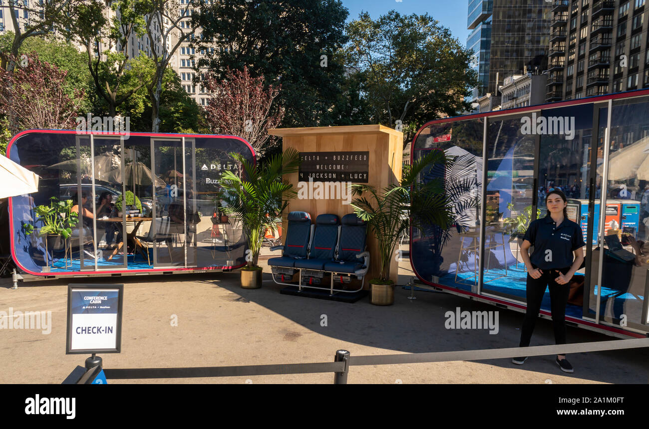 Un delta +Buzzfeed cabine Conférence événement de marque est déposé au Flatiron Plaza à New York le mercredi 25 septembre, 2019. Les "Cabines" sont facturées comme des espaces de calme au milieu de la cacophonie de New York permettant à des réunions ou des appels téléphoniques. (© Richard B. Levine) Banque D'Images