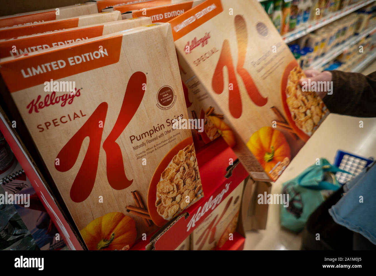 Boîtes d'KelloggÕs aromatisé d'épices citrouille marque Special K édition limitée céréales petit déjeuner dans un supermarché de New York le mardi 24 septembre, 2019. (© Richard B. Levine) Banque D'Images