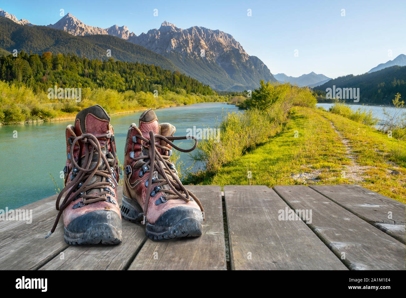 Paysage panoramique du Karwendel avec des chaussures de randonnée Banque D'Images