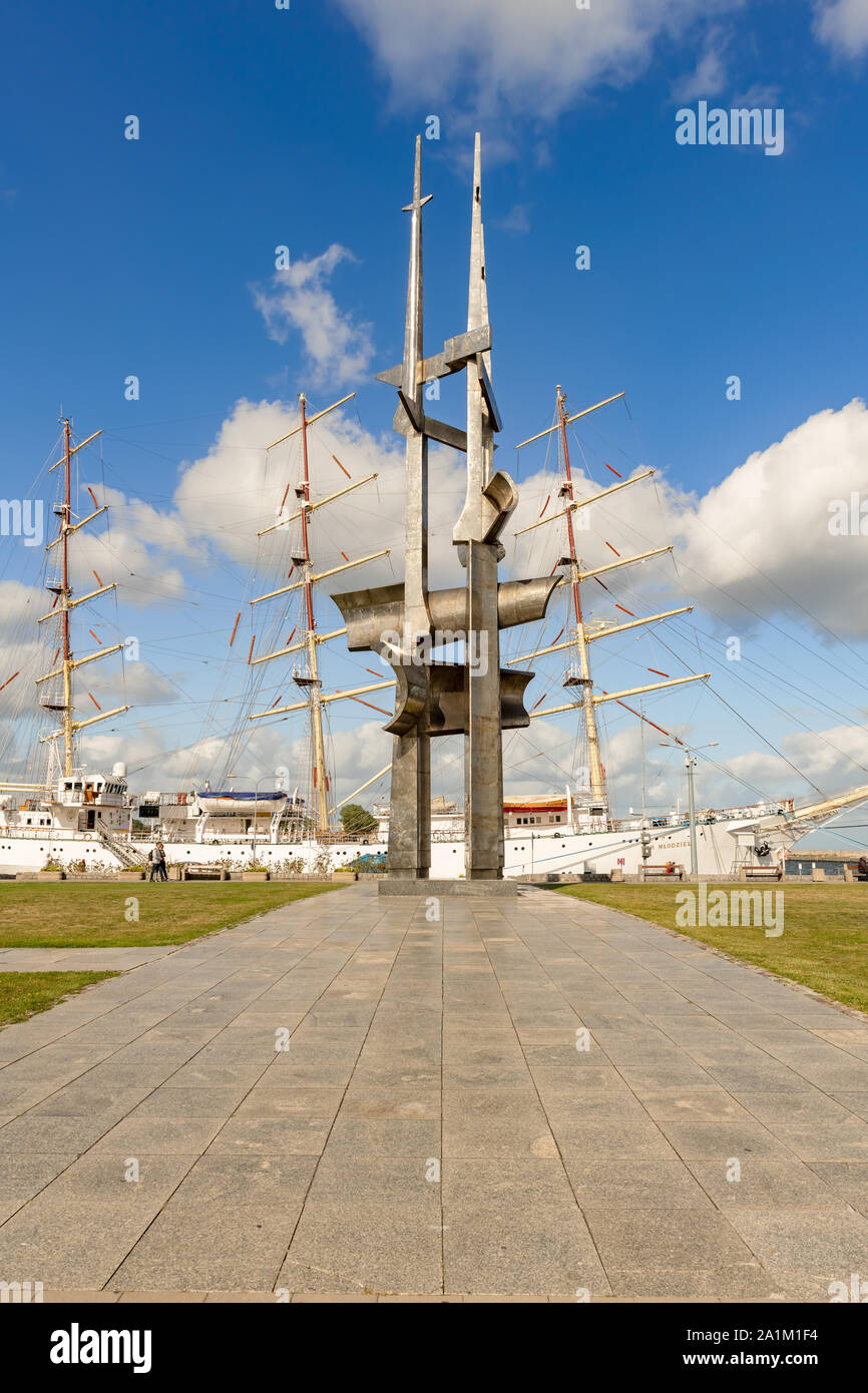 Voir à 25 mètres de haut d'unités d'acier trois mâts monument à la mémoire des gens qui sont morts en mer, situé sur South Pier à Gdynia, Pologne. Banque D'Images