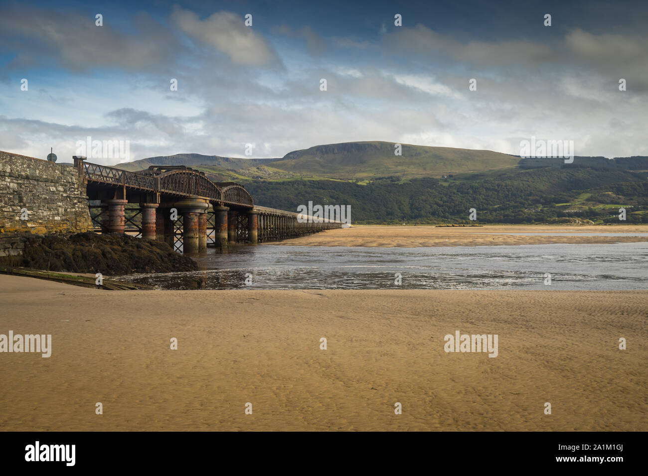 Pont ferroviaire à l'échelle de l'estuaire de la rivière Mawddach, Barmouth, Gwynedd, Pays de Galles Banque D'Images