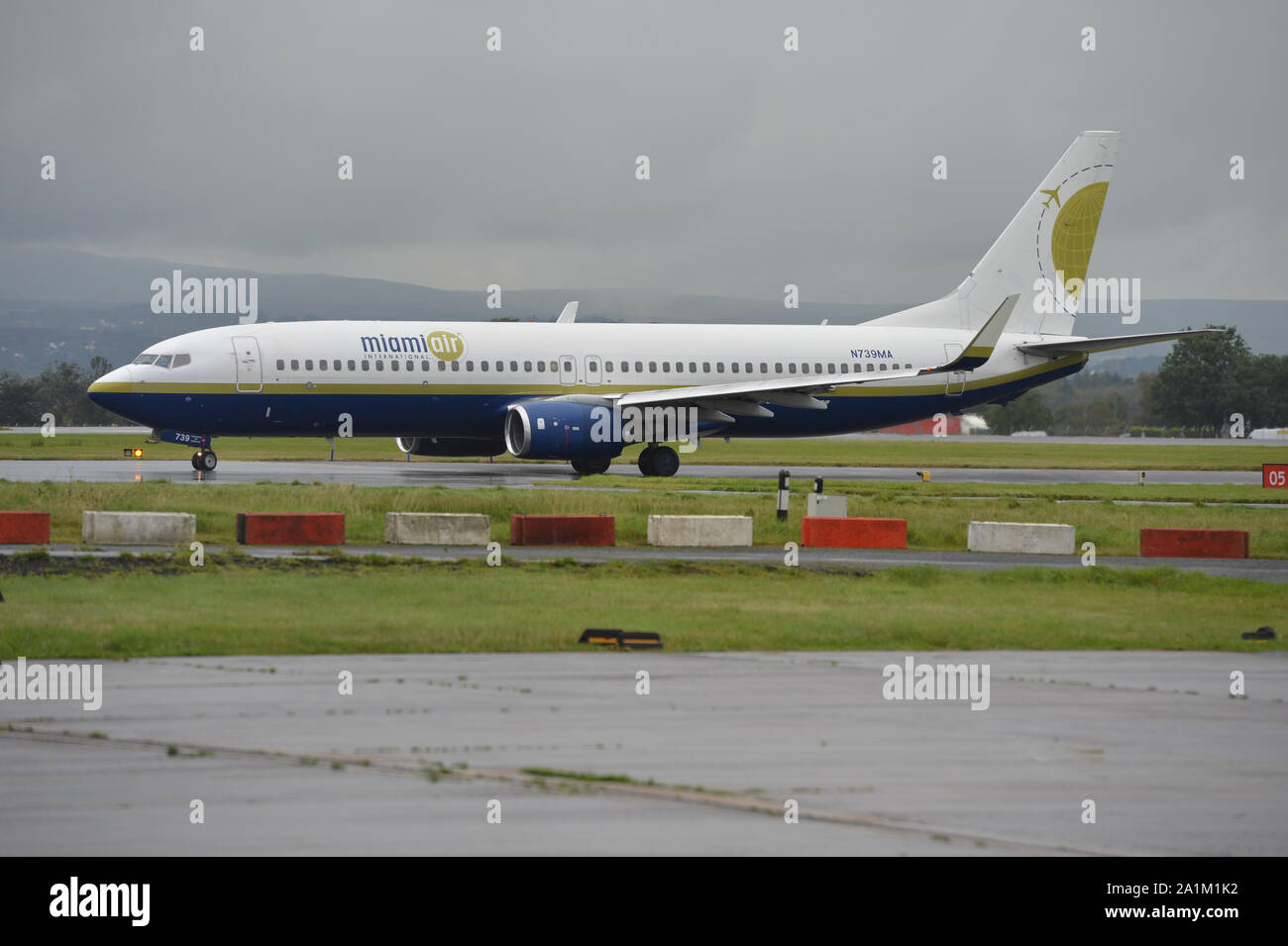 Glasgow, Royaume-Uni. 27 Sep, 2019. À la suite de l'effondrement immédiat de l'agence de voyage Thomas Cook, l'opération Matterhorn est encore en plein vol à l'aéroport de Glasgow. Miami Air Boeing 737-800 vu prendre des passagers abandonnés à l'arrière de l'Espagne et l'Europe continentale. Remarque : Cet avion a également été utilisé précédemment par le gouvernement des États-Unis pour le transport de prisonniers de l'infâme et à Guantanamo Bay. Crédit : Colin Fisher/Alamy Live News Crédit : Colin Fisher/Alamy Live News Banque D'Images