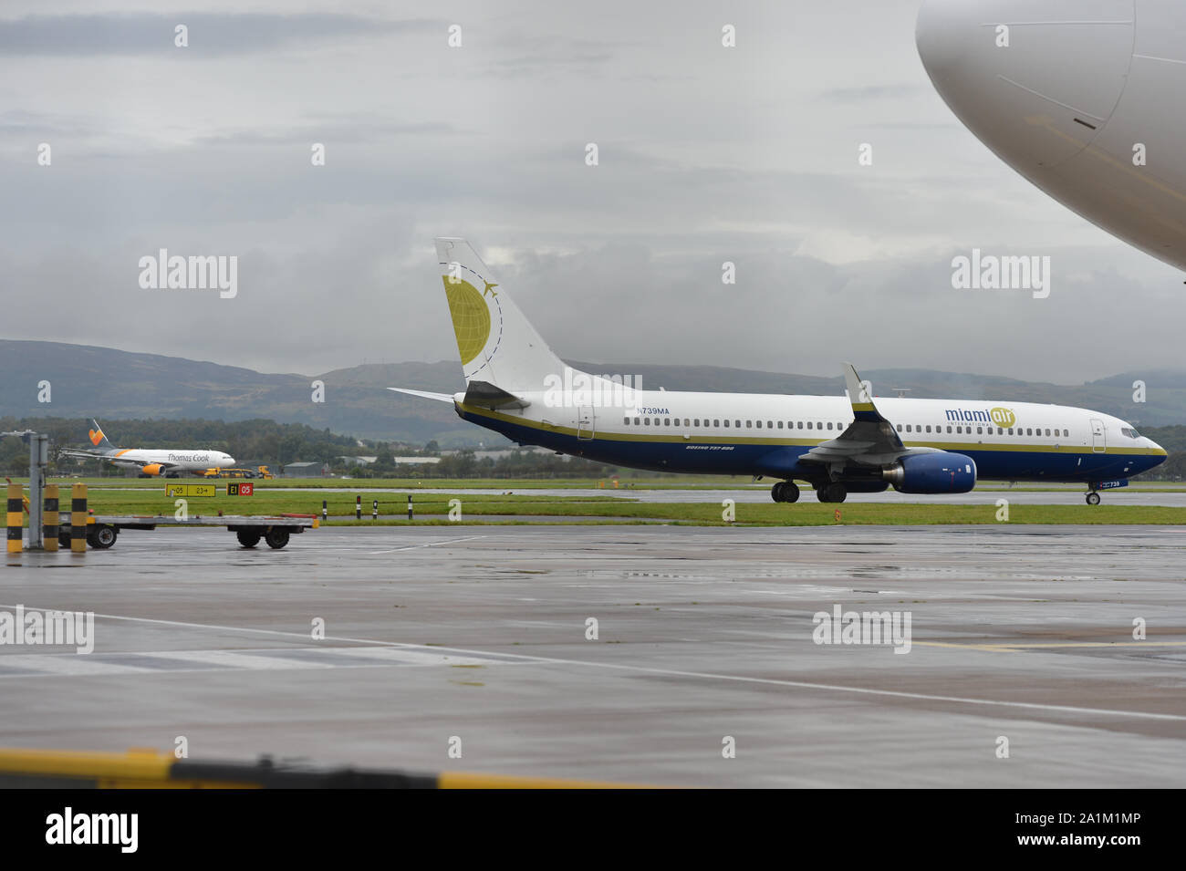 Glasgow, Royaume-Uni. 27 Sep, 2019. À la suite de l'effondrement immédiat de l'agence de voyage Thomas Cook, l'opération Matterhorn est encore en plein vol à l'aéroport de Glasgow. Miami Air Boeing 737-800 vu prendre des passagers abandonnés à l'arrière de l'Espagne et l'Europe continentale. Remarque : Cet avion a également été utilisé précédemment par le gouvernement des États-Unis pour le transport de prisonniers de l'infâme et à Guantanamo Bay. Crédit : Colin Fisher/Alamy Live News Crédit : Colin Fisher/Alamy Live News Banque D'Images