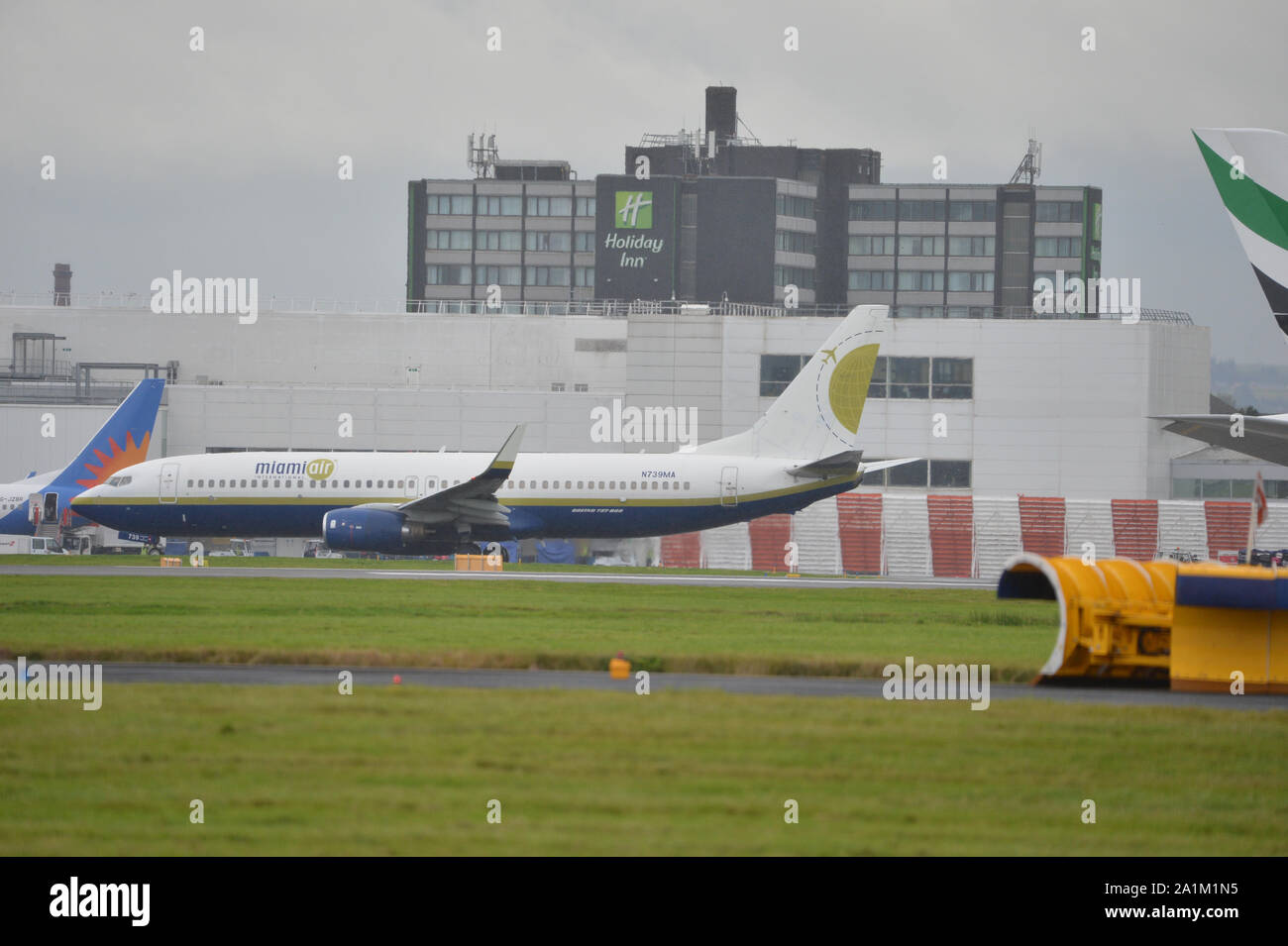 Glasgow, Royaume-Uni. 27 Sep, 2019. À la suite de l'effondrement immédiat de l'agence de voyage Thomas Cook, l'opération Matterhorn est encore en plein vol à l'aéroport de Glasgow. Miami Air Boeing 737-800 vu prendre des passagers abandonnés à l'arrière de l'Espagne et l'Europe continentale. Remarque : Cet avion a également été utilisé précédemment par le gouvernement des États-Unis pour le transport de prisonniers de l'infâme et à Guantanamo Bay. Crédit : Colin Fisher/Alamy Live News Crédit : Colin Fisher/Alamy Live News Banque D'Images