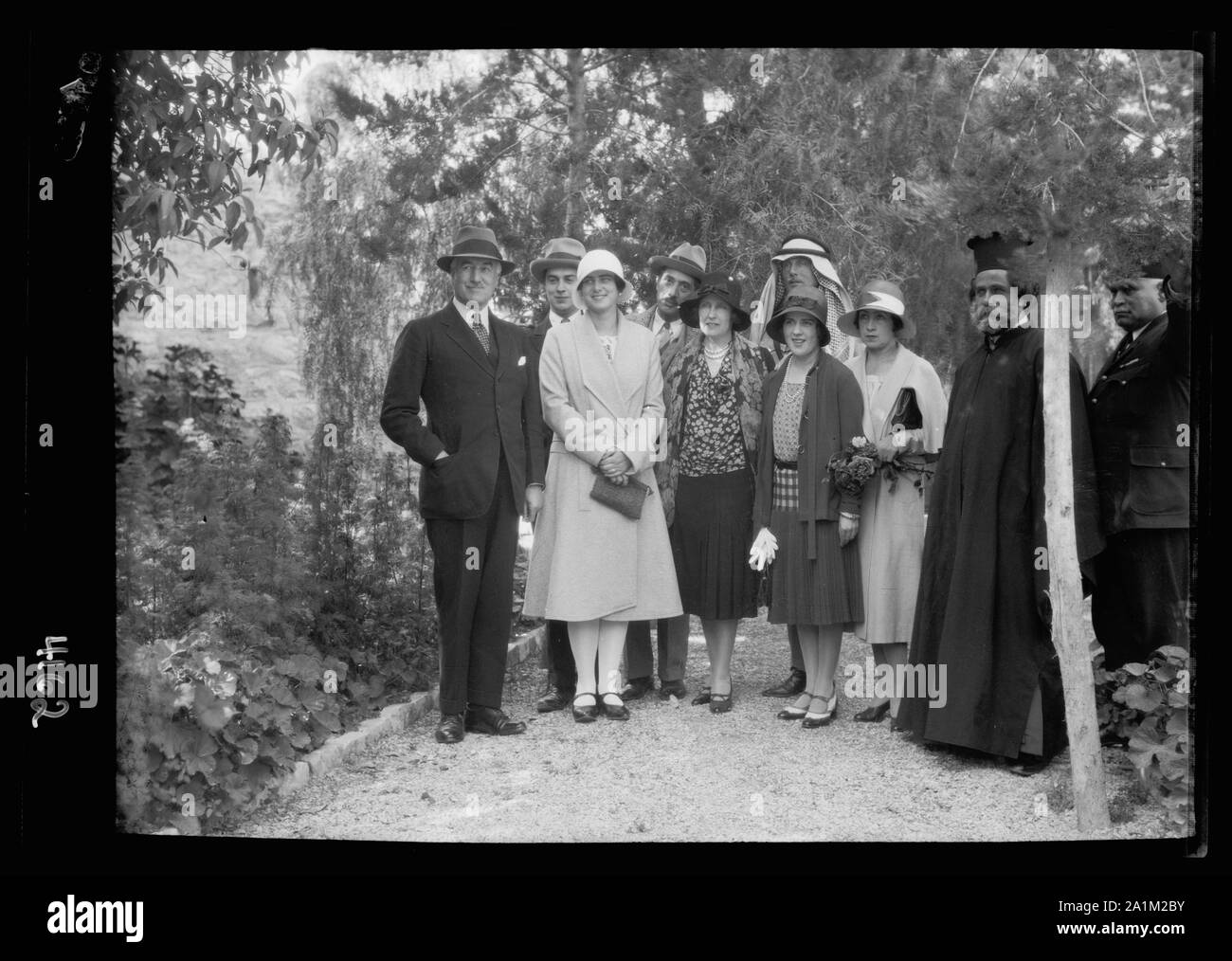 Visiteurs notables et env. événements chronologiques depuis 1930. S.a.r. La Princesse Ileona de Roumanie. Un groupe de jardin dans la résidence, avril 1930 [Jérusalem] Banque D'Images