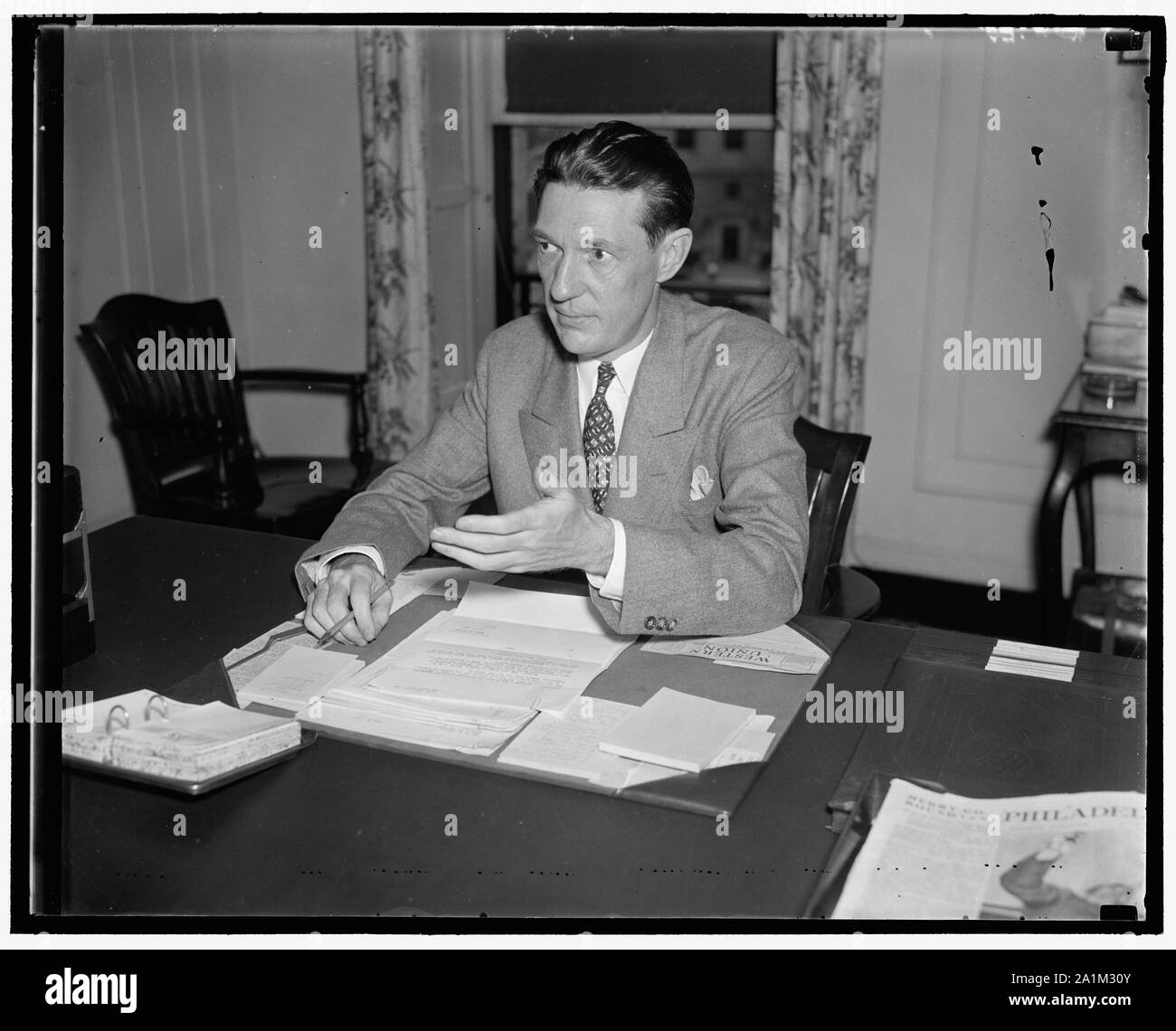 Maintenant du travail activités Non-Partisan League. Washington D.C., le 23 juillet. Eli Oliver, Vice-président exécutif de la main-d'Non-Partisan League, est maintenant de diriger les activités de l'organisation à la suite de la démission du sénateur George L. Berry comme sa [...] Berry a démissionné pour donner tout son temps à ses fonctions de sénateur des États-Unis, 7/23/37 Banque D'Images