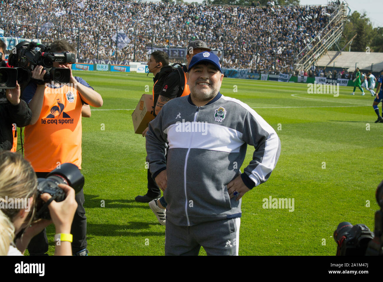 Buenos Aires, Argentine - le 15 septembre 2019, l'accueil de Diego Armando Maradona dans ses débuts comme entraîneur de Gimnasia y Esgrima de La Plata. Banque D'Images