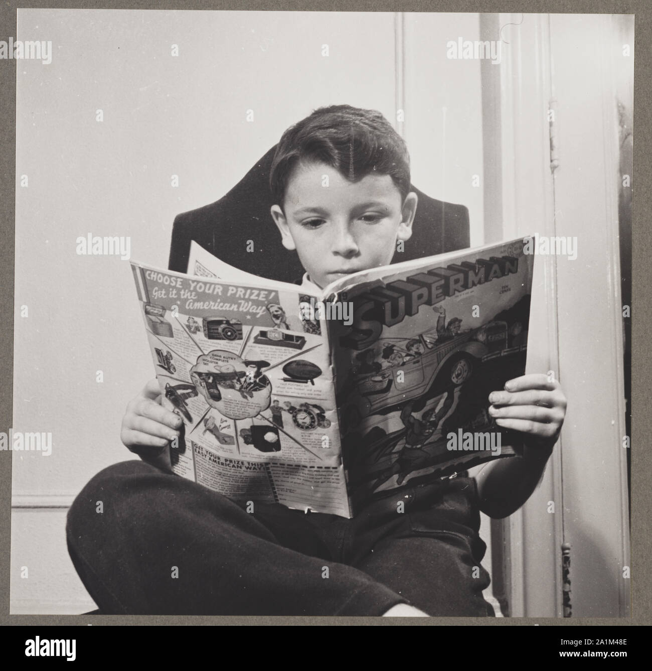 New York, N.Y. Colonie d'enfants, une école pour les enfants réfugiés ; New York, N.Y. Colonie d'enfants, une école pour les enfants réfugiés administré par un Viennois. Enfant réfugié allemand, un dévot de Superman ; photographie montre un garçon de la lecture d'un comics Superman. ; Banque D'Images