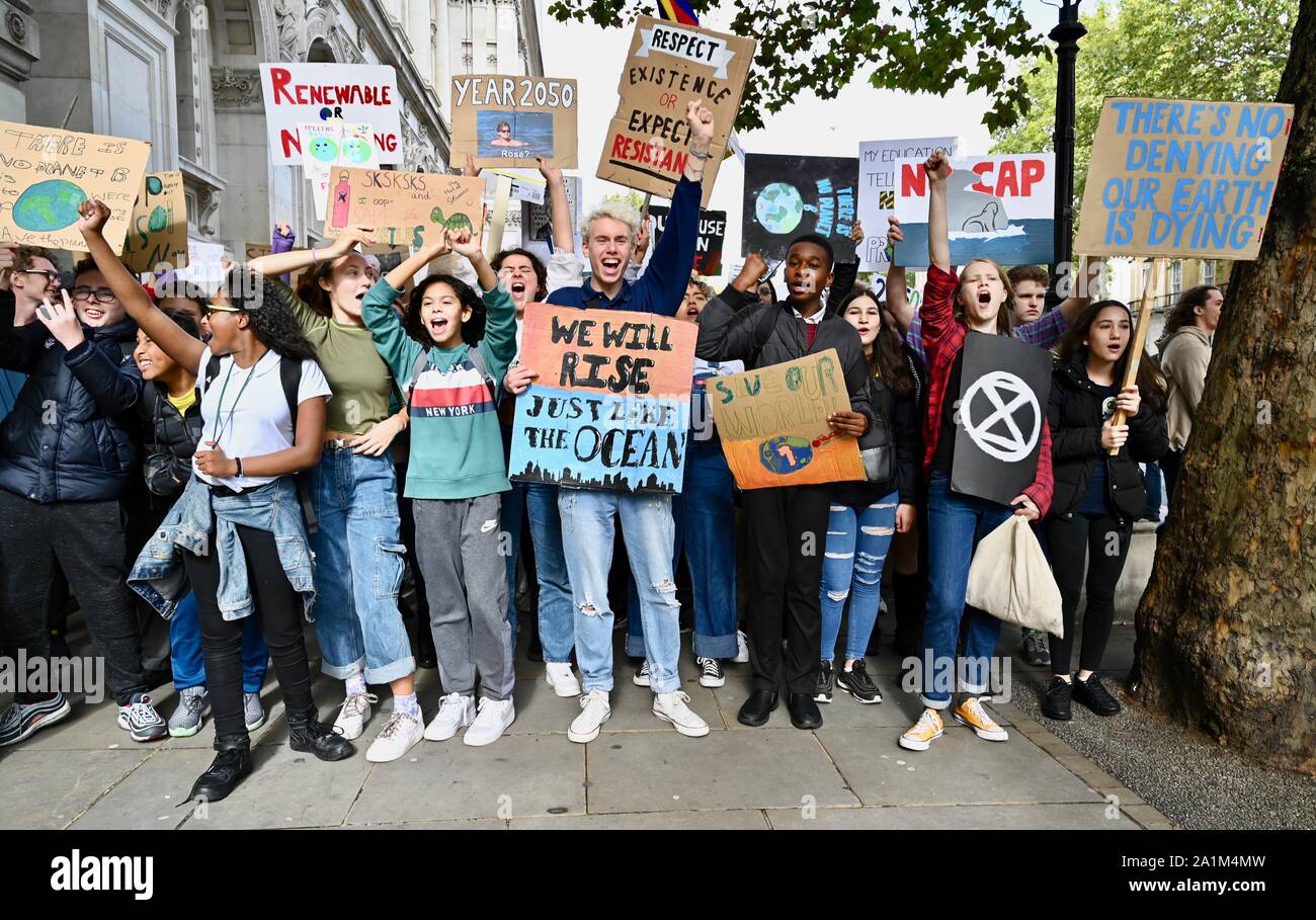 Une nouvelle vague de grèves du climat ont eu lieu dans le monde.L'École 4 Grève le climat, Whitehall, Westminster, Londres. UK Banque D'Images