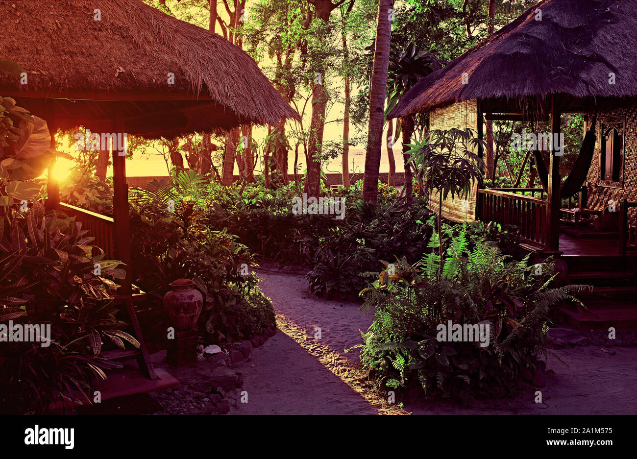 Bungalow plage au coucher du soleil - Bali background Banque D'Images