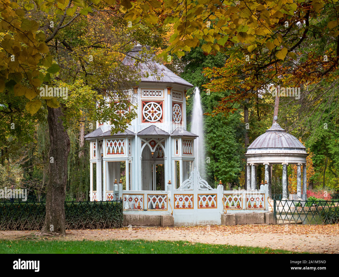 Aranjuez, Madrid, Espagne- 6 novembre 2018 : l'étang de l'Chinescos est un lac artificiel, un temple de style grec, un temple de style chinois et un Egypti Banque D'Images