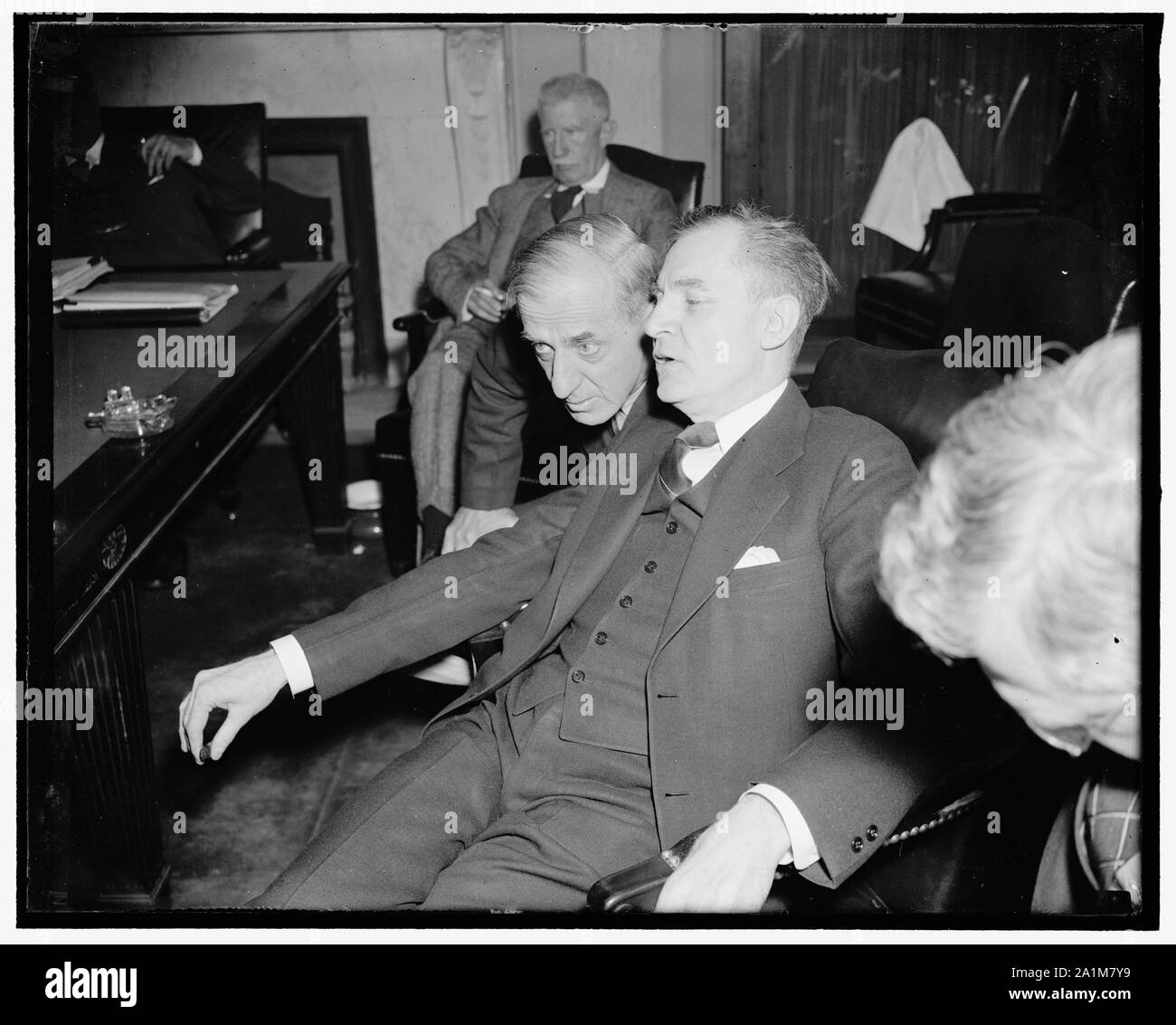 Noter les réponses sur le Washington, D.C., le 8 avril. Le général Smedley D. Butler, ancien commandant de l'US Marines, donne un peu d'off-the-Record réponses au sénateur Homer T.BONE, (à droite) membre du Comité sénatorial des affaires navales avant que Butler a comparu aujourd'hui pour s'opposer à l'expansion de la Marine 1 121 000 000 $ Projet de loi. Butler a déclaré la les gens se tourneront sur le projet de loi et, selon toute probabilité, le projet de nouvelle marine ne sera jamais construit, 4/8/38 Banque D'Images